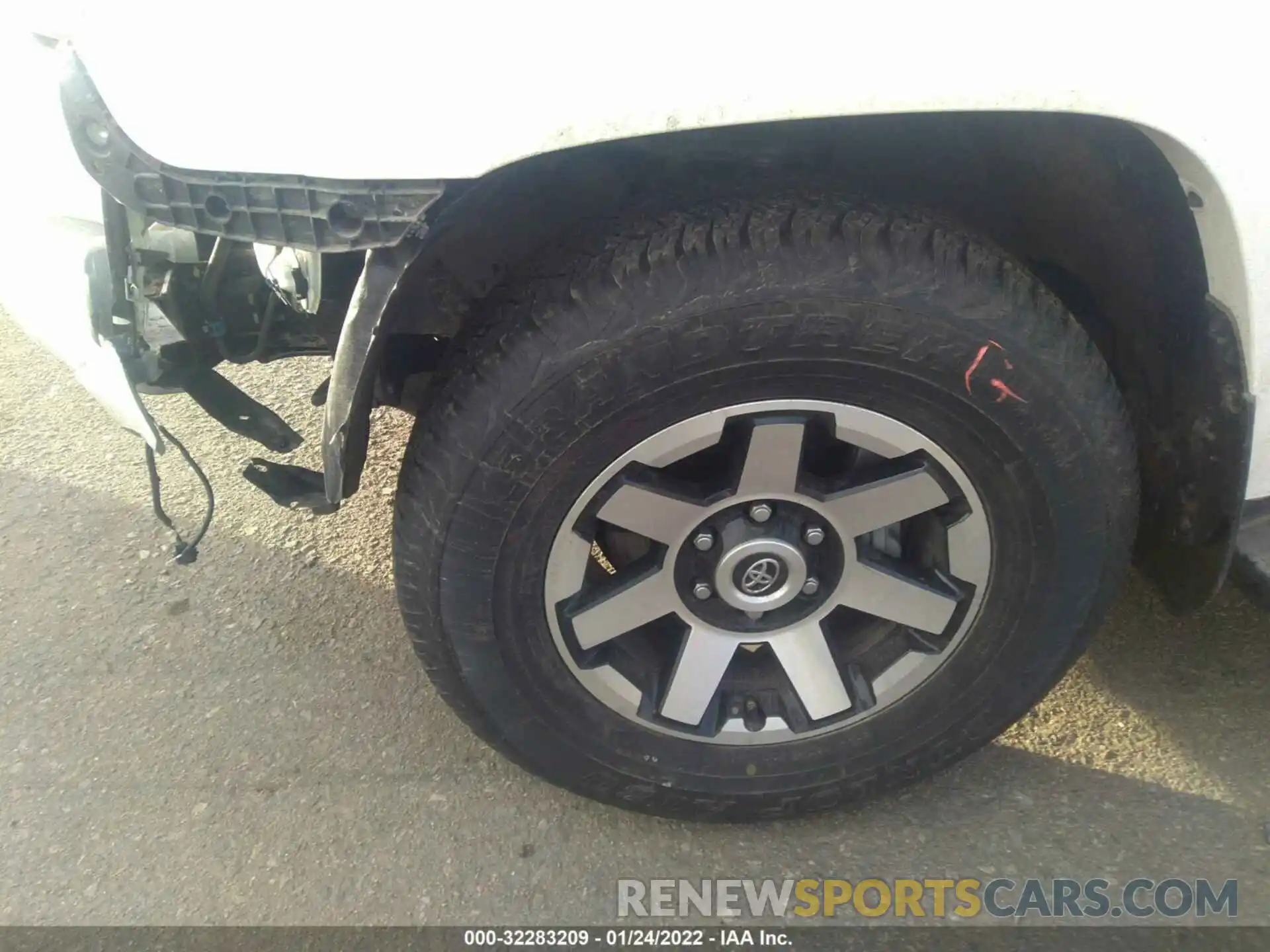 12 Photograph of a damaged car JTEPU5JR0M5936685 TOYOTA 4RUNNER 2021