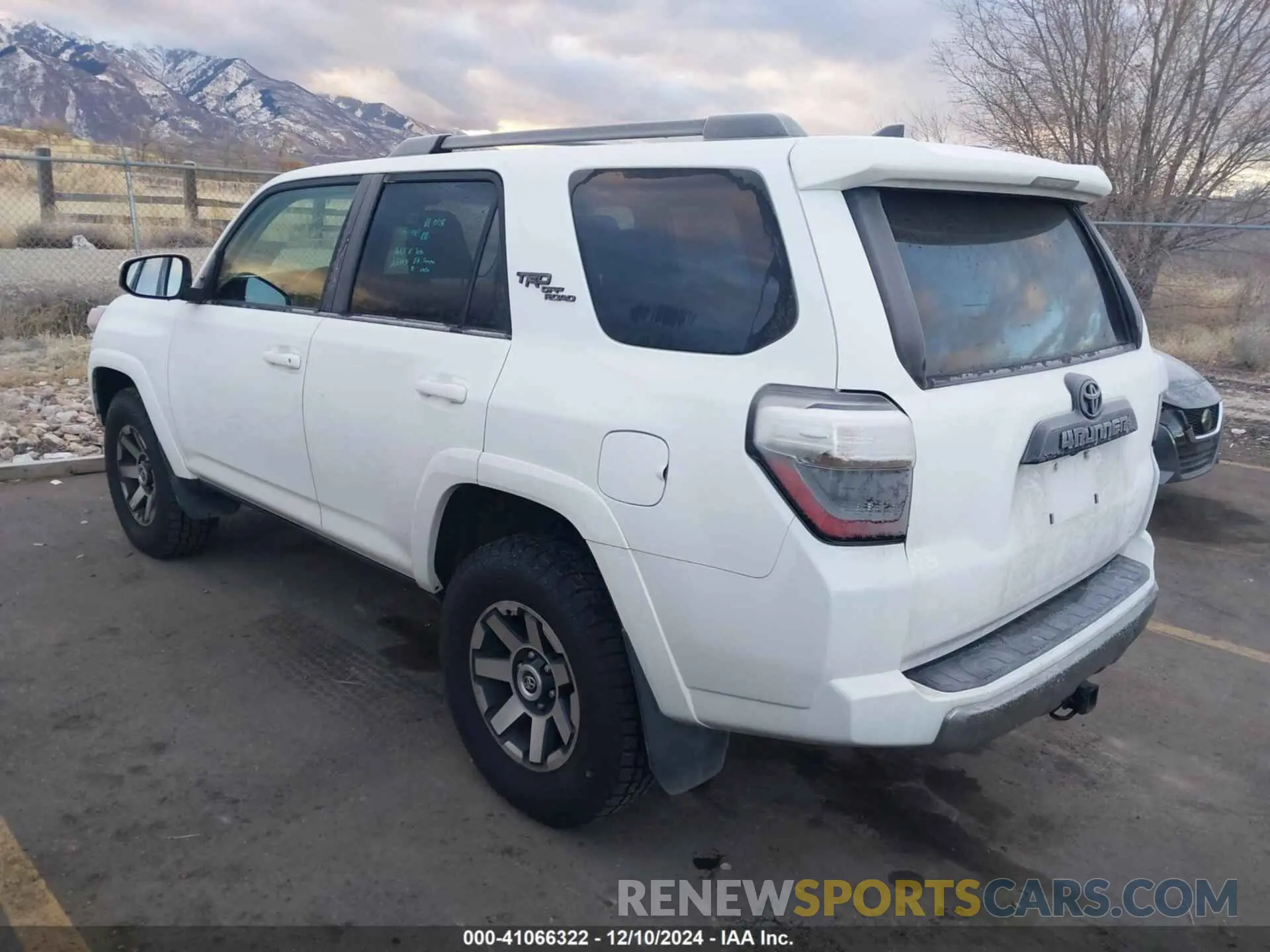3 Photograph of a damaged car JTEPU5JR3M5918035 TOYOTA 4RUNNER 2021