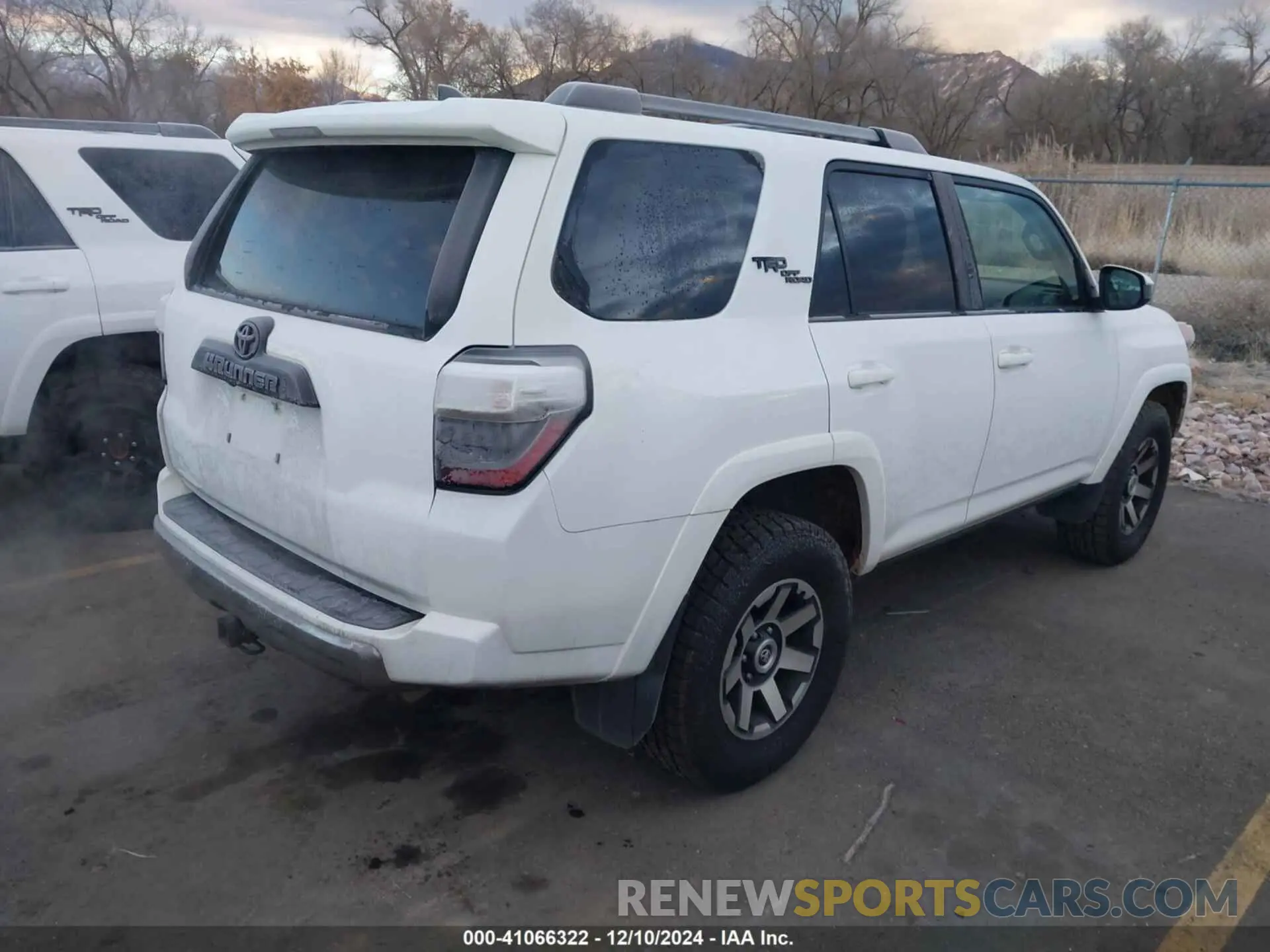 4 Photograph of a damaged car JTEPU5JR3M5918035 TOYOTA 4RUNNER 2021