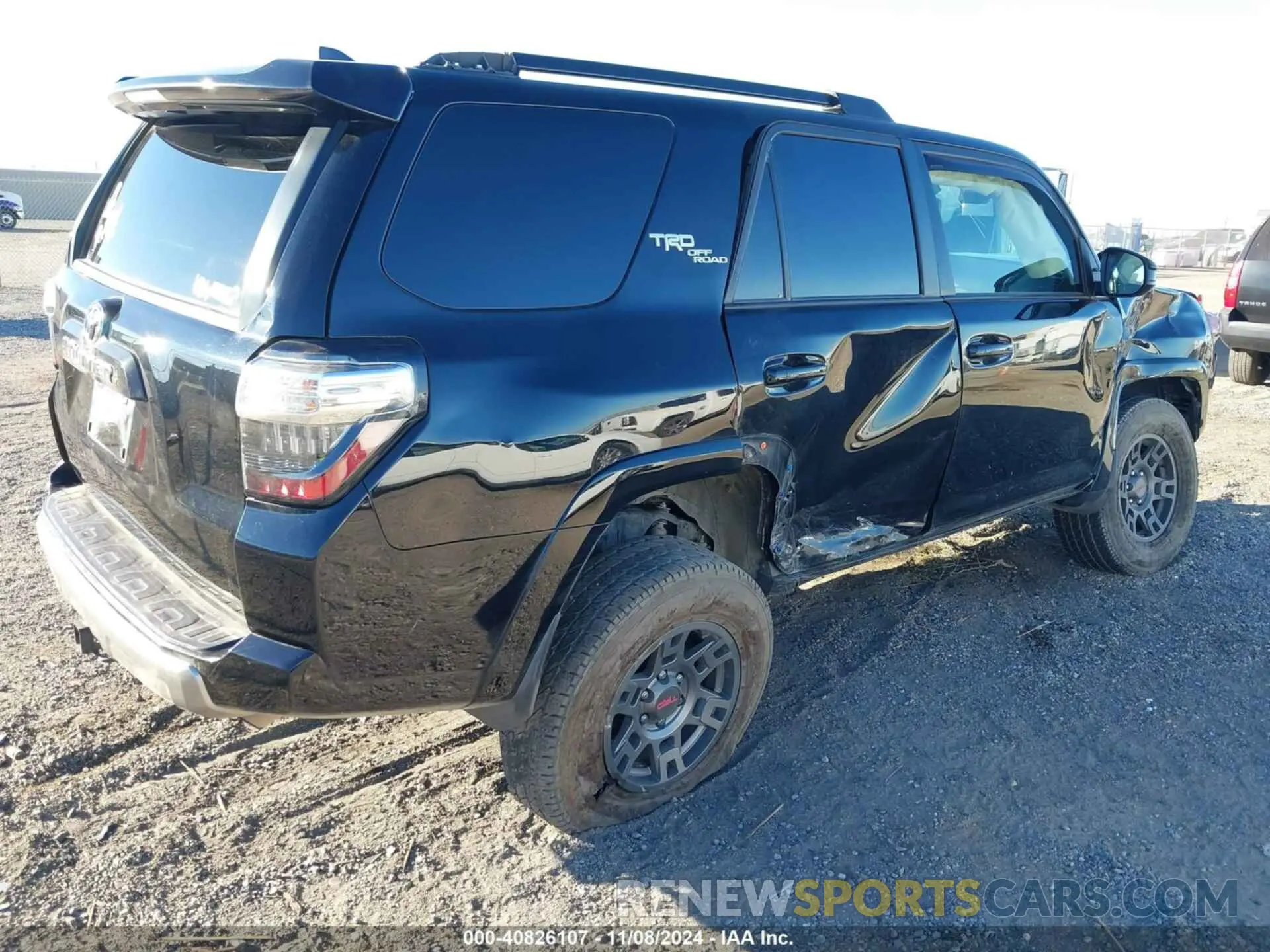 4 Photograph of a damaged car JTEPU5JR3M5962312 TOYOTA 4RUNNER 2021