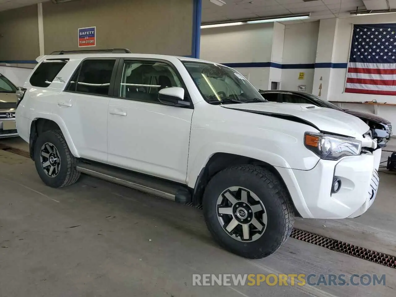 4 Photograph of a damaged car JTEPU5JR4M5867497 TOYOTA 4RUNNER 2021