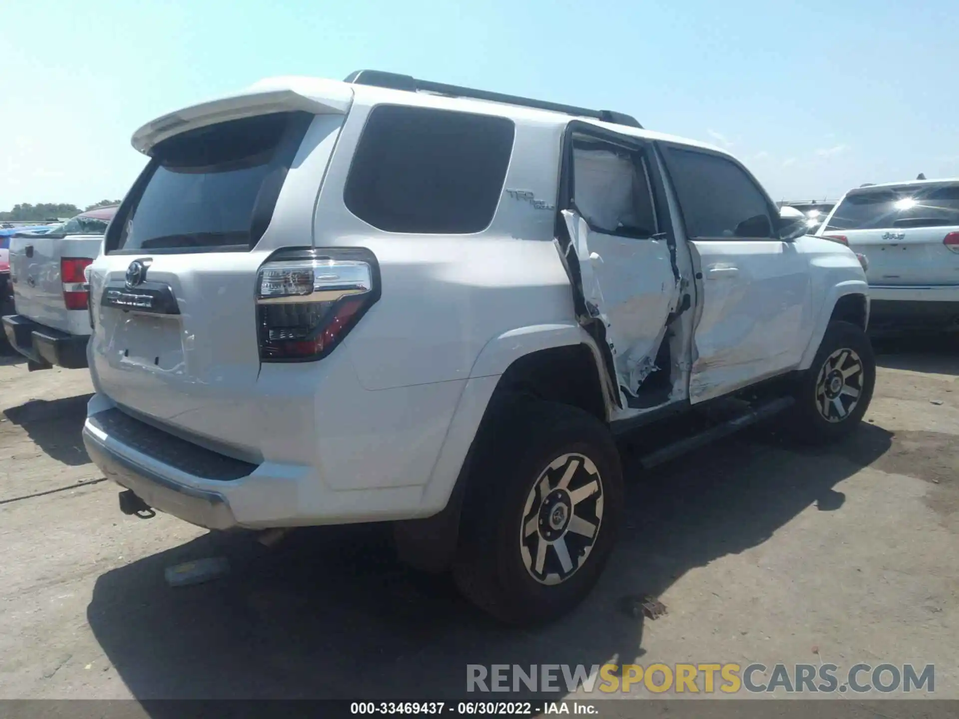 4 Photograph of a damaged car JTEPU5JR5M5850966 TOYOTA 4RUNNER 2021