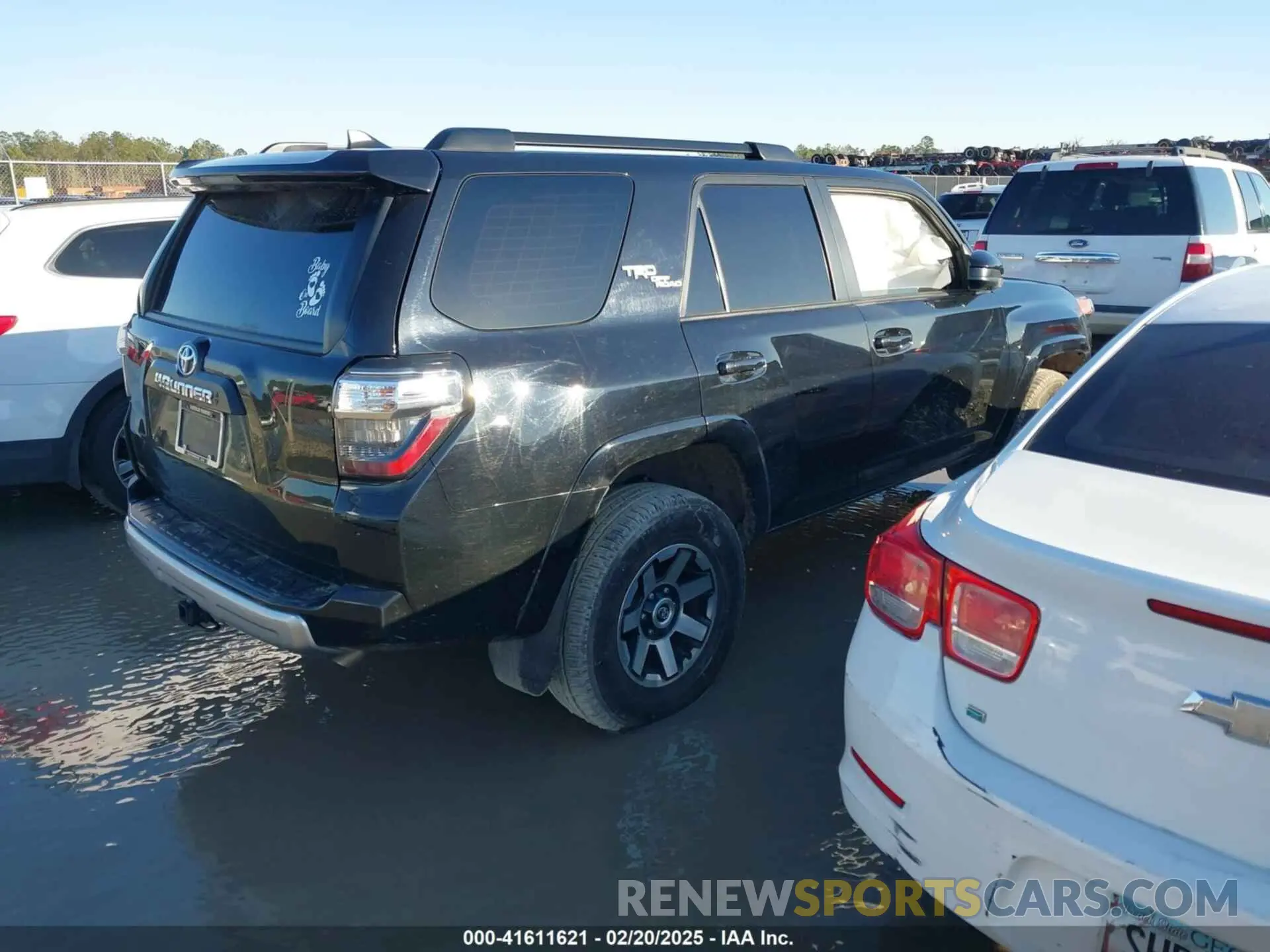 4 Photograph of a damaged car JTEPU5JR7M5949580 TOYOTA 4RUNNER 2021
