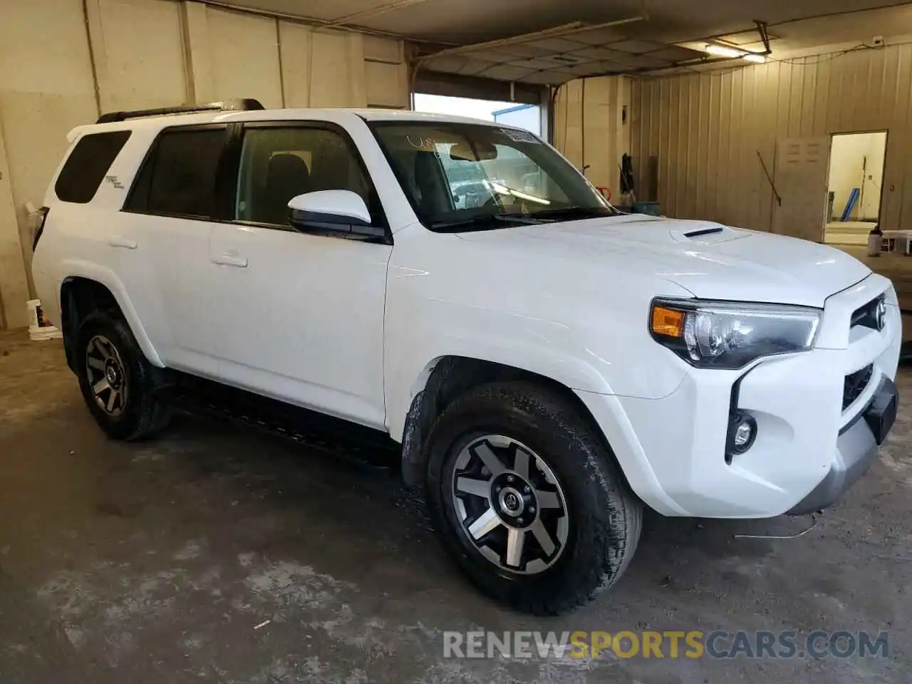 4 Photograph of a damaged car JTEPU5JR9M5934238 TOYOTA 4RUNNER 2021