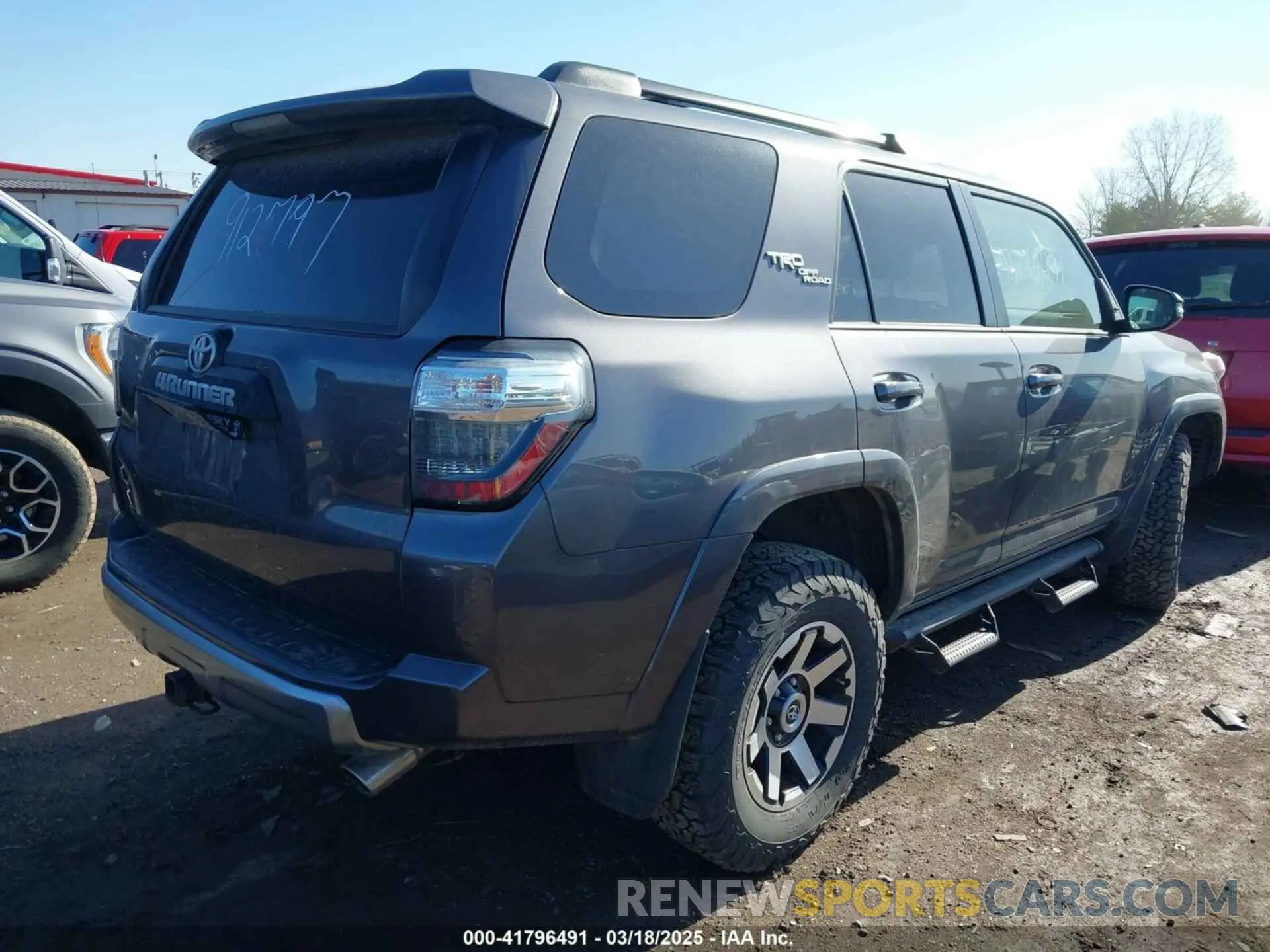 4 Photograph of a damaged car JTERU5JR0M5912797 TOYOTA 4RUNNER 2021