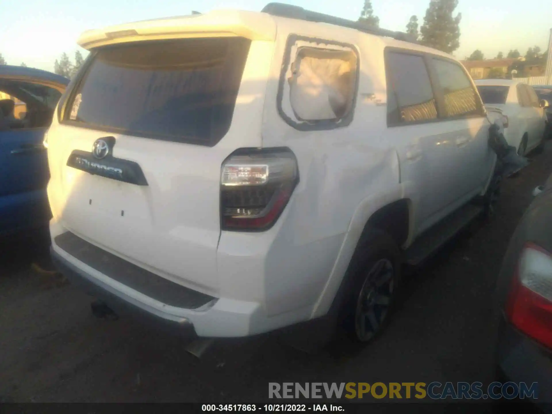 4 Photograph of a damaged car JTERU5JR0M5937702 TOYOTA 4RUNNER 2021