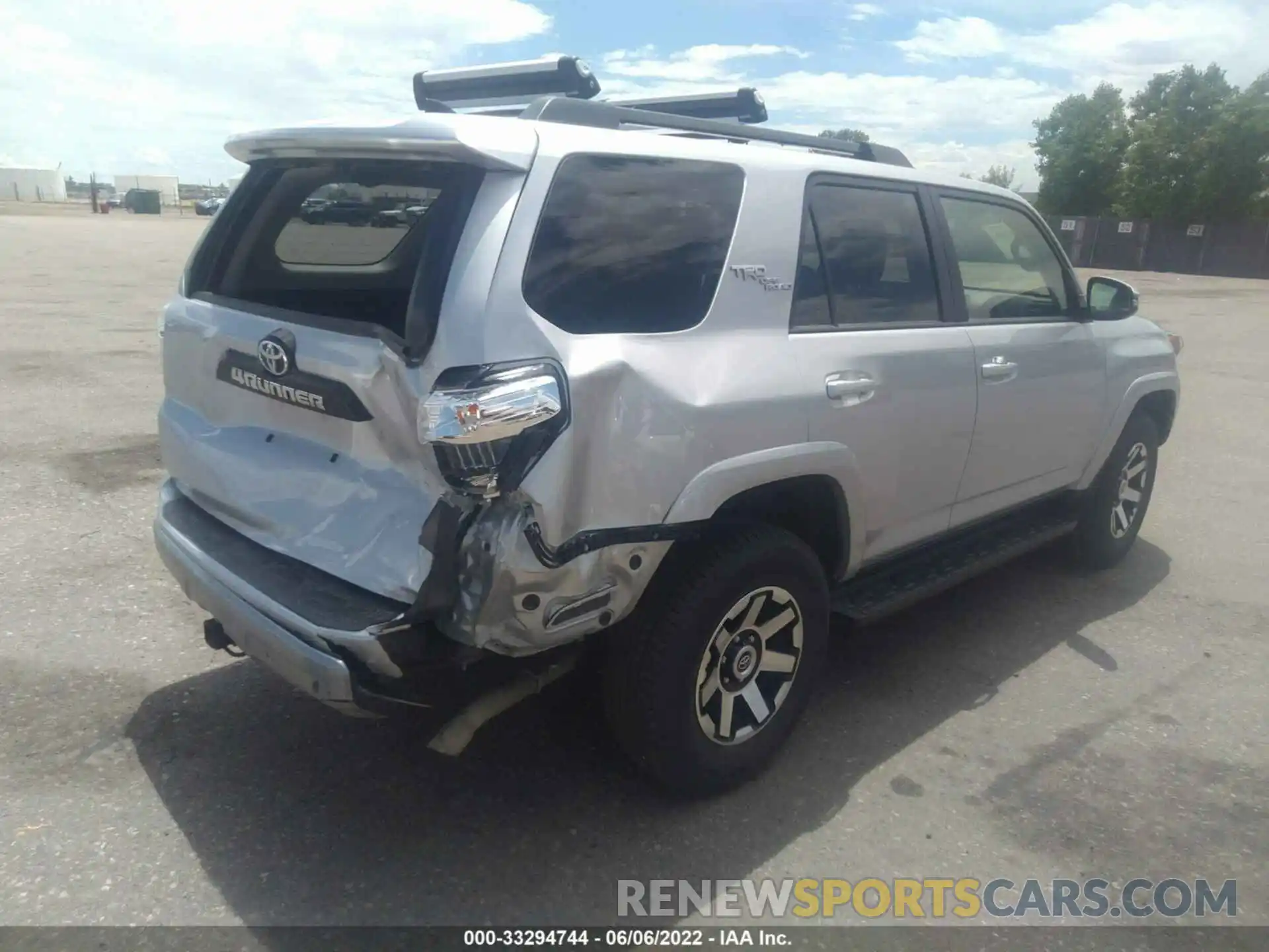 4 Photograph of a damaged car JTERU5JR2M5933974 TOYOTA 4RUNNER 2021