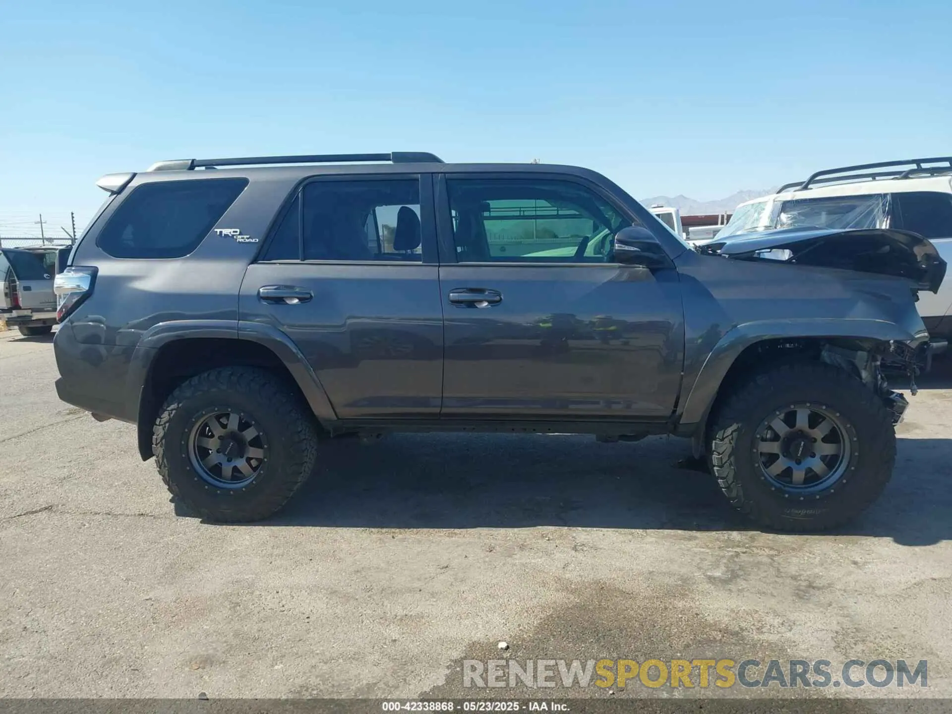 13 Photograph of a damaged car JTERU5JR3M5879360 TOYOTA 4RUNNER 2021