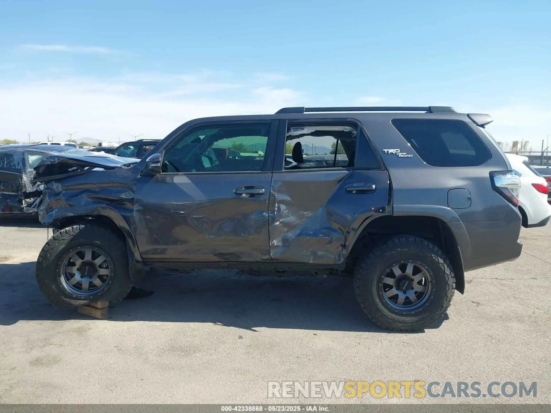 14 Photograph of a damaged car JTERU5JR3M5879360 TOYOTA 4RUNNER 2021