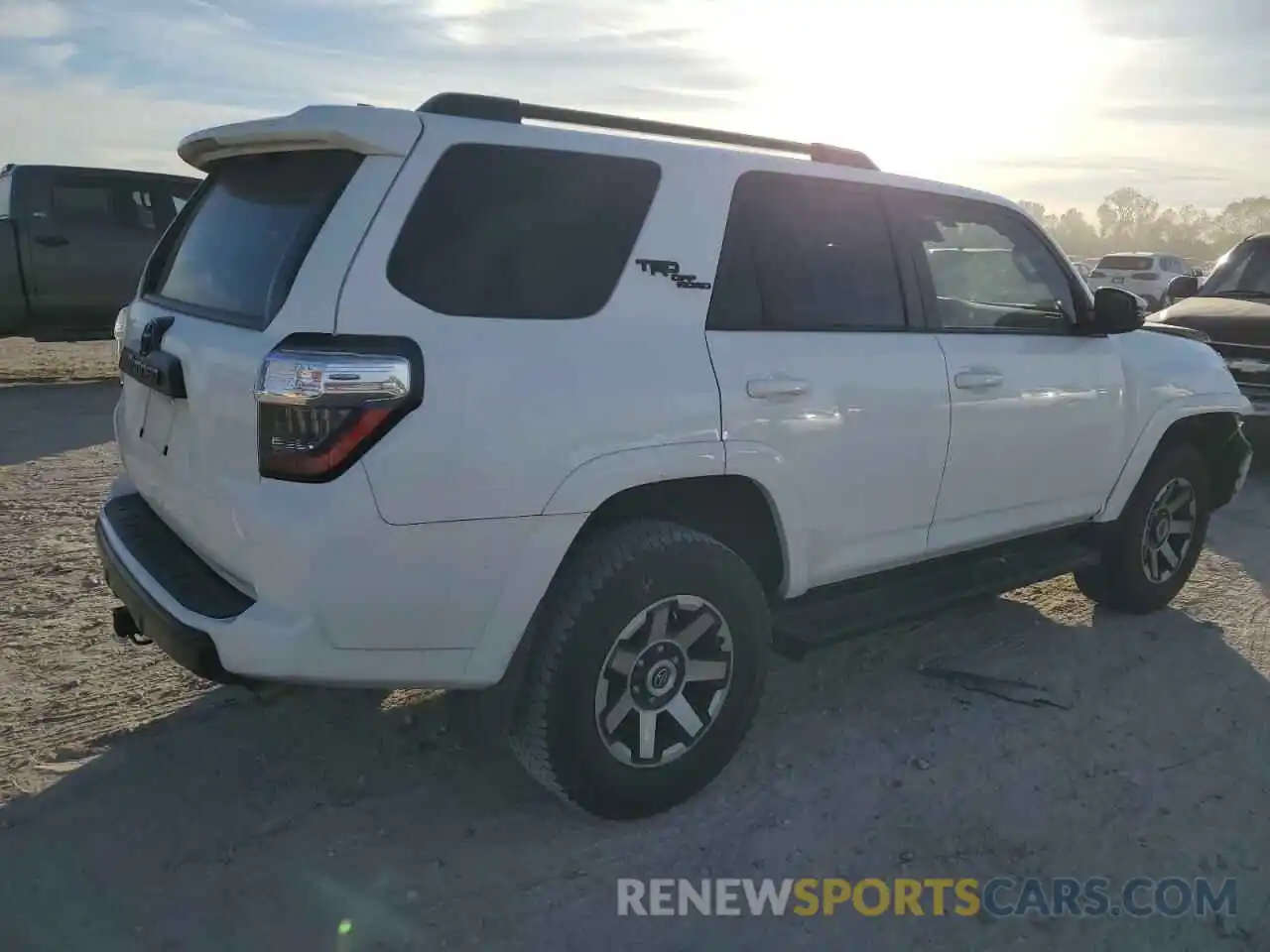 3 Photograph of a damaged car JTERU5JR3M5931327 TOYOTA 4RUNNER 2021