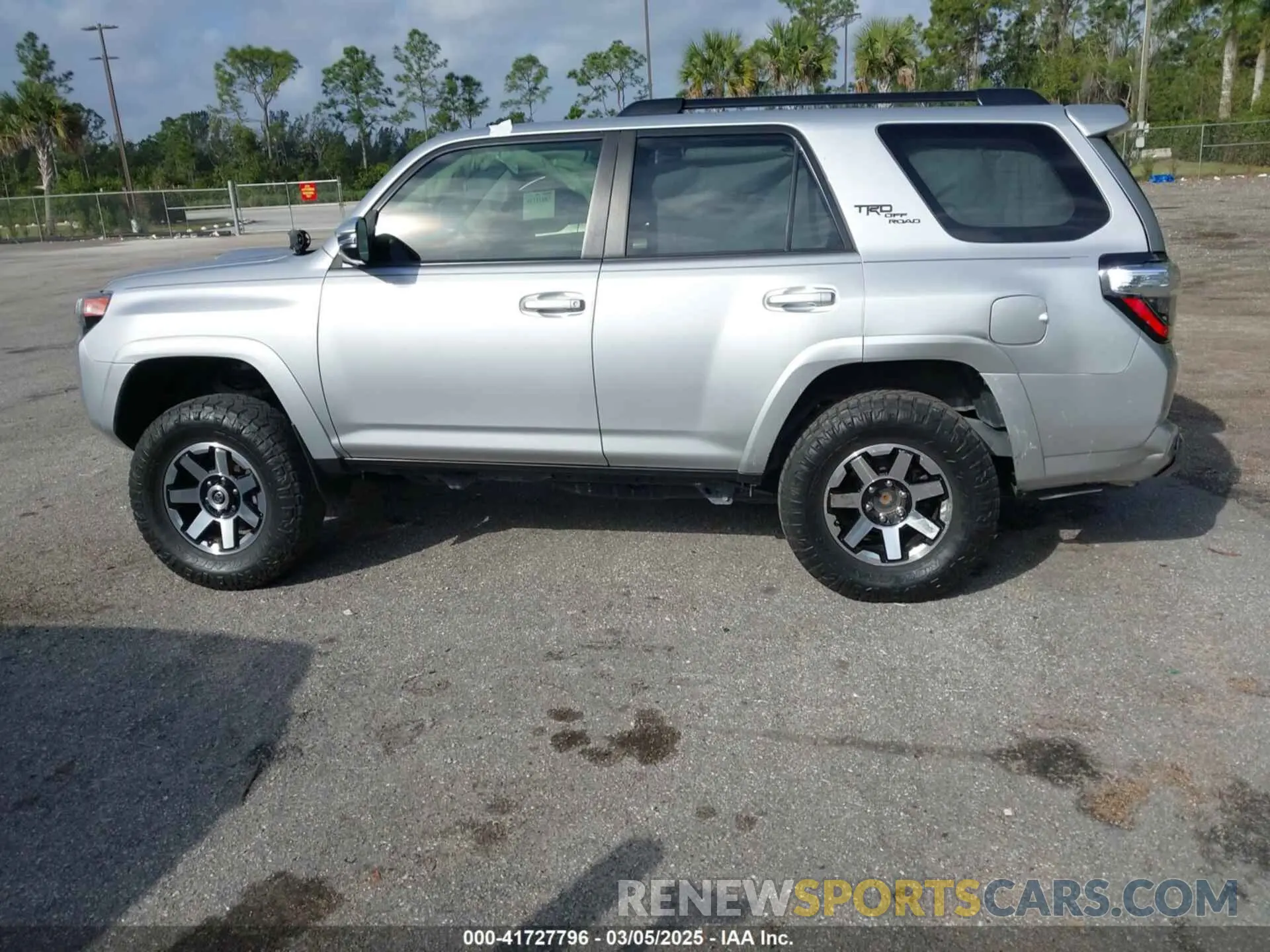 15 Photograph of a damaged car JTERU5JR5M5903450 TOYOTA 4RUNNER 2021
