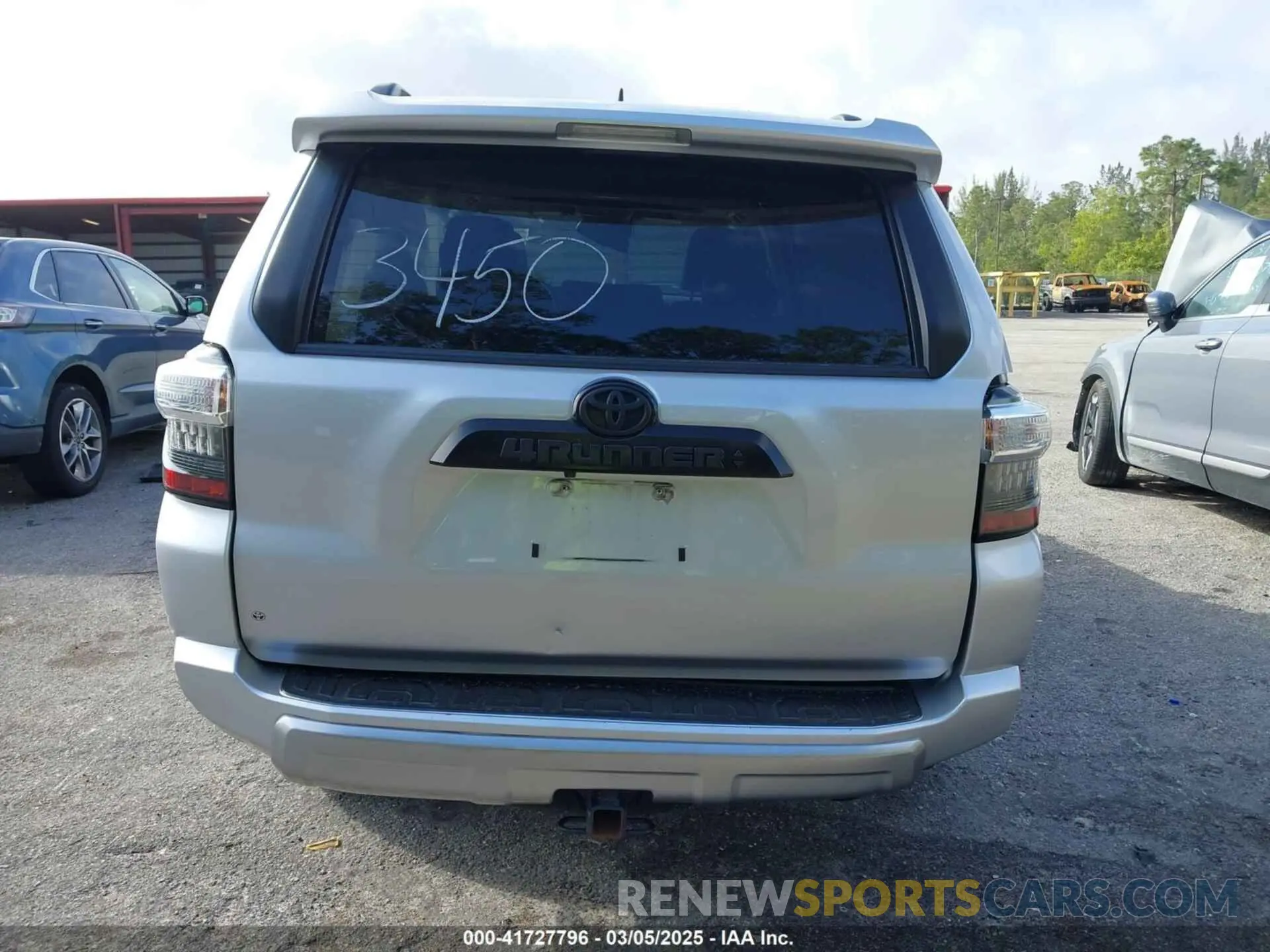 17 Photograph of a damaged car JTERU5JR5M5903450 TOYOTA 4RUNNER 2021