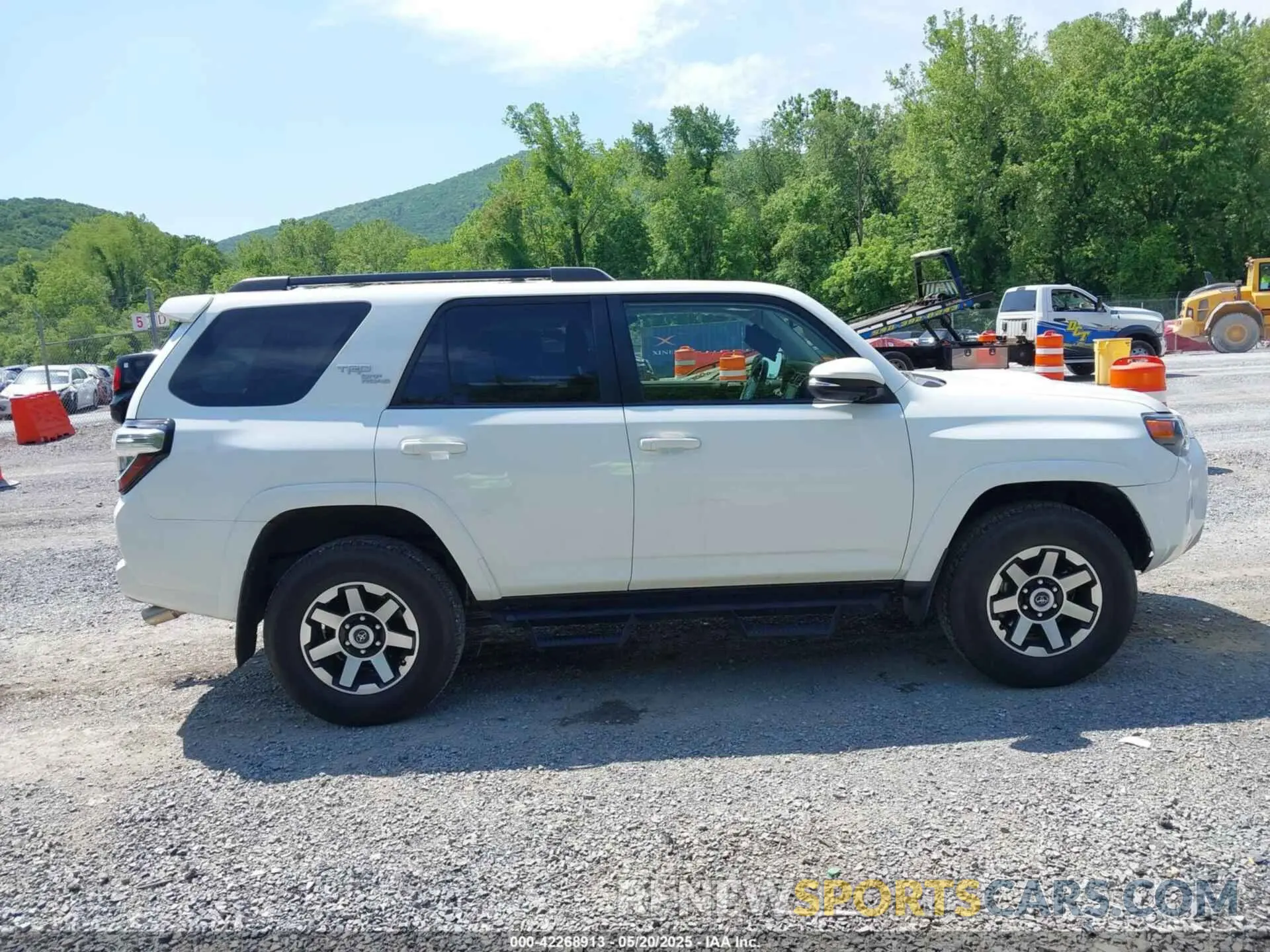 13 Photograph of a damaged car JTERU5JR5M5903979 TOYOTA 4RUNNER 2021