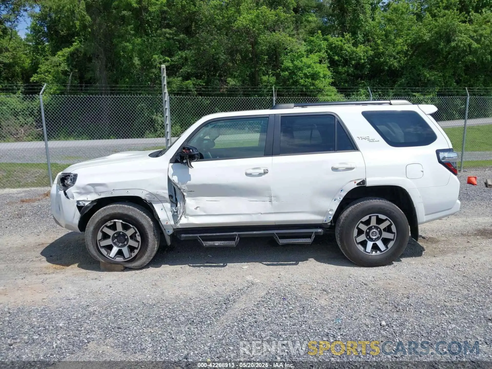 14 Photograph of a damaged car JTERU5JR5M5903979 TOYOTA 4RUNNER 2021