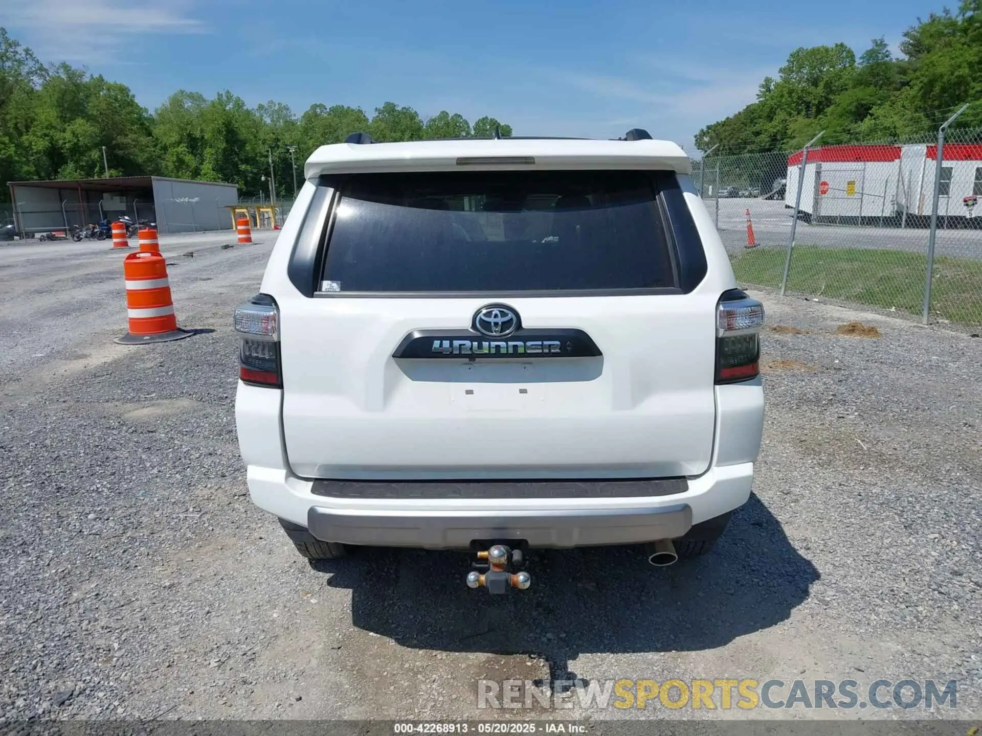16 Photograph of a damaged car JTERU5JR5M5903979 TOYOTA 4RUNNER 2021