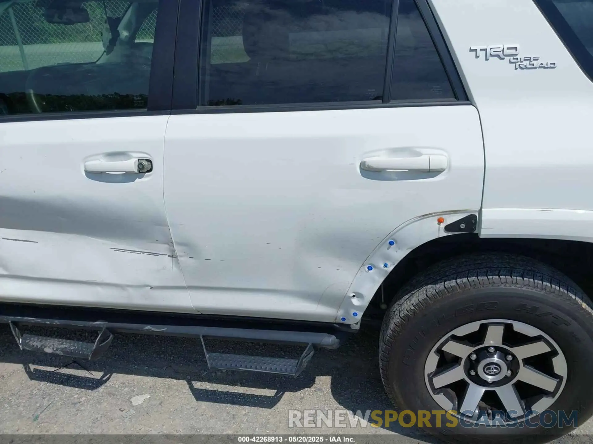 18 Photograph of a damaged car JTERU5JR5M5903979 TOYOTA 4RUNNER 2021