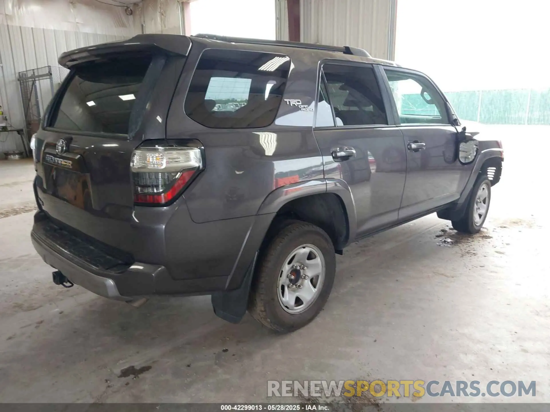 4 Photograph of a damaged car JTERU5JR7M5903918 TOYOTA 4RUNNER 2021