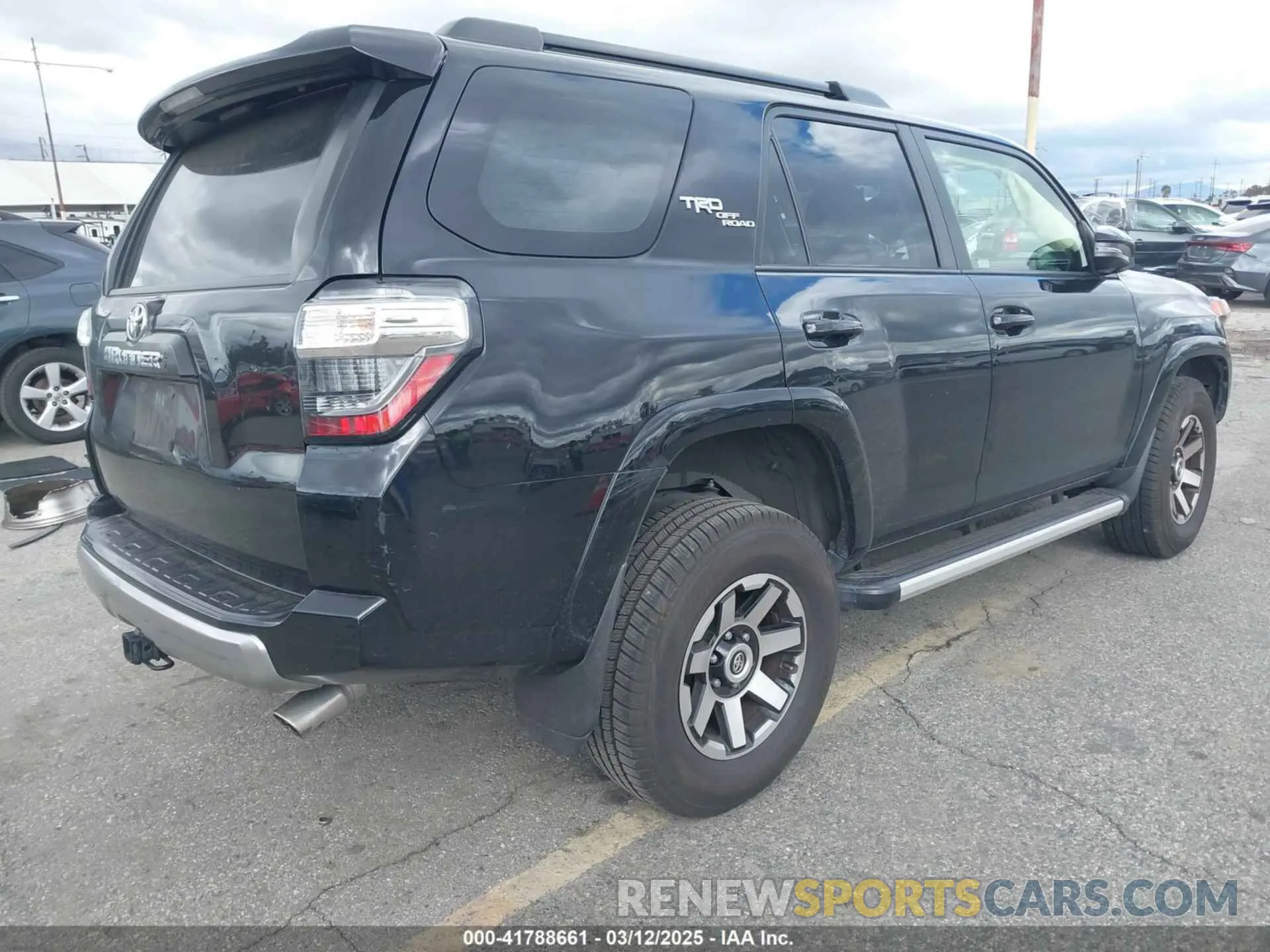 4 Photograph of a damaged car JTERU5JRXM5877816 TOYOTA 4RUNNER 2021
