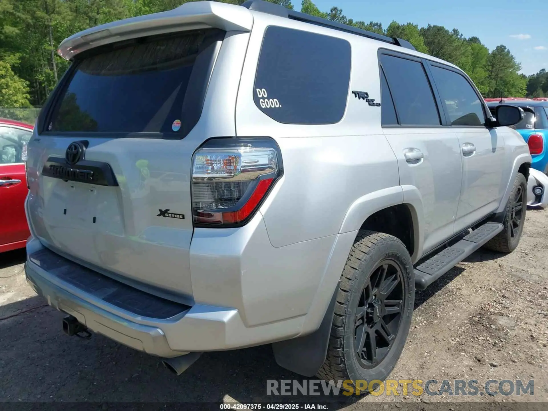 4 Photograph of a damaged car JTERU5JRXM5964177 TOYOTA 4RUNNER 2021