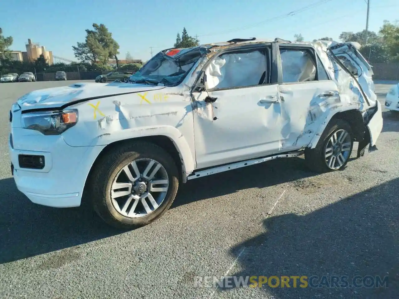 10 Photograph of a damaged car JTEAU5JR7N5261733 TOYOTA 4RUNNER 2022