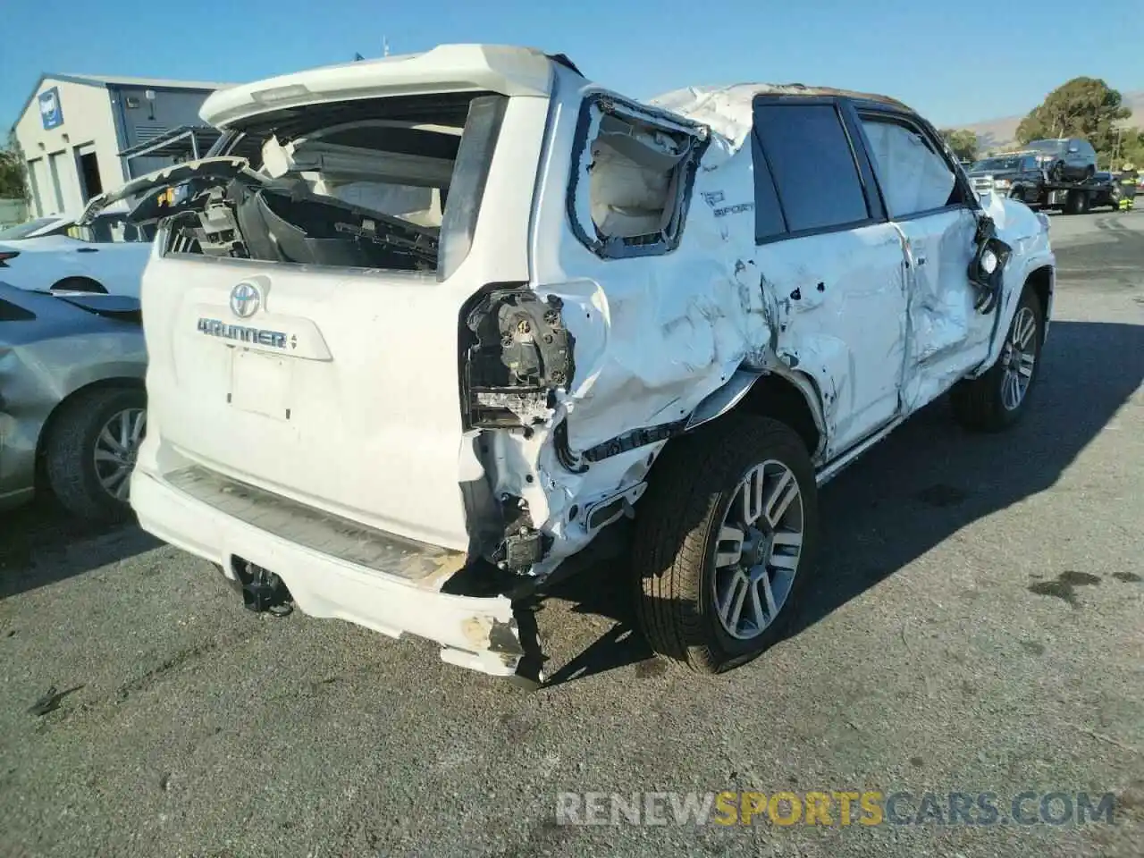 4 Photograph of a damaged car JTEAU5JR7N5261733 TOYOTA 4RUNNER 2022