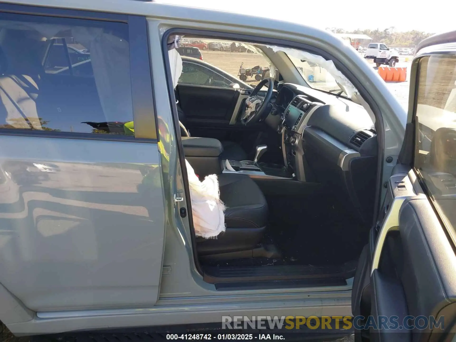 5 Photograph of a damaged car JTEAU5JR7N5262834 TOYOTA 4RUNNER 2022