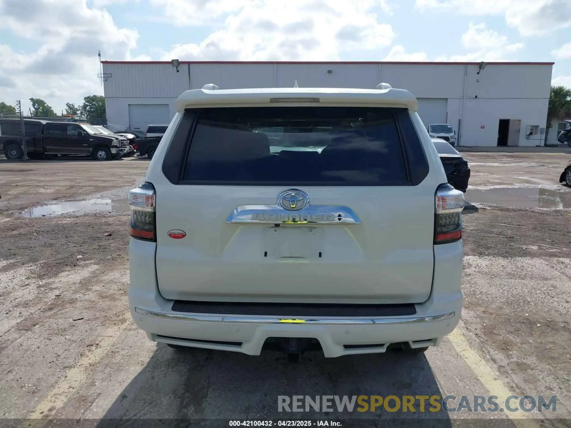 17 Photograph of a damaged car JTEDU5JR9N5265778 TOYOTA 4RUNNER 2022
