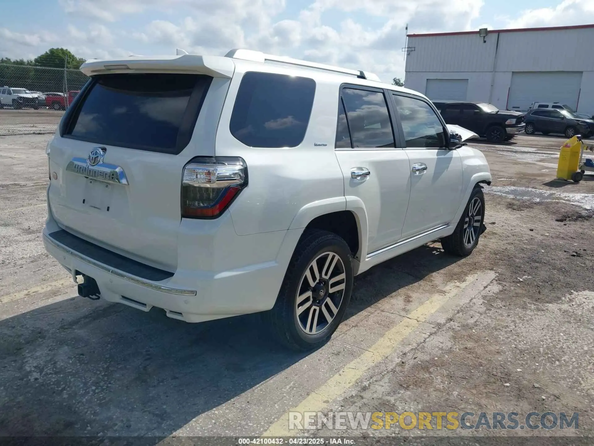 4 Photograph of a damaged car JTEDU5JR9N5265778 TOYOTA 4RUNNER 2022
