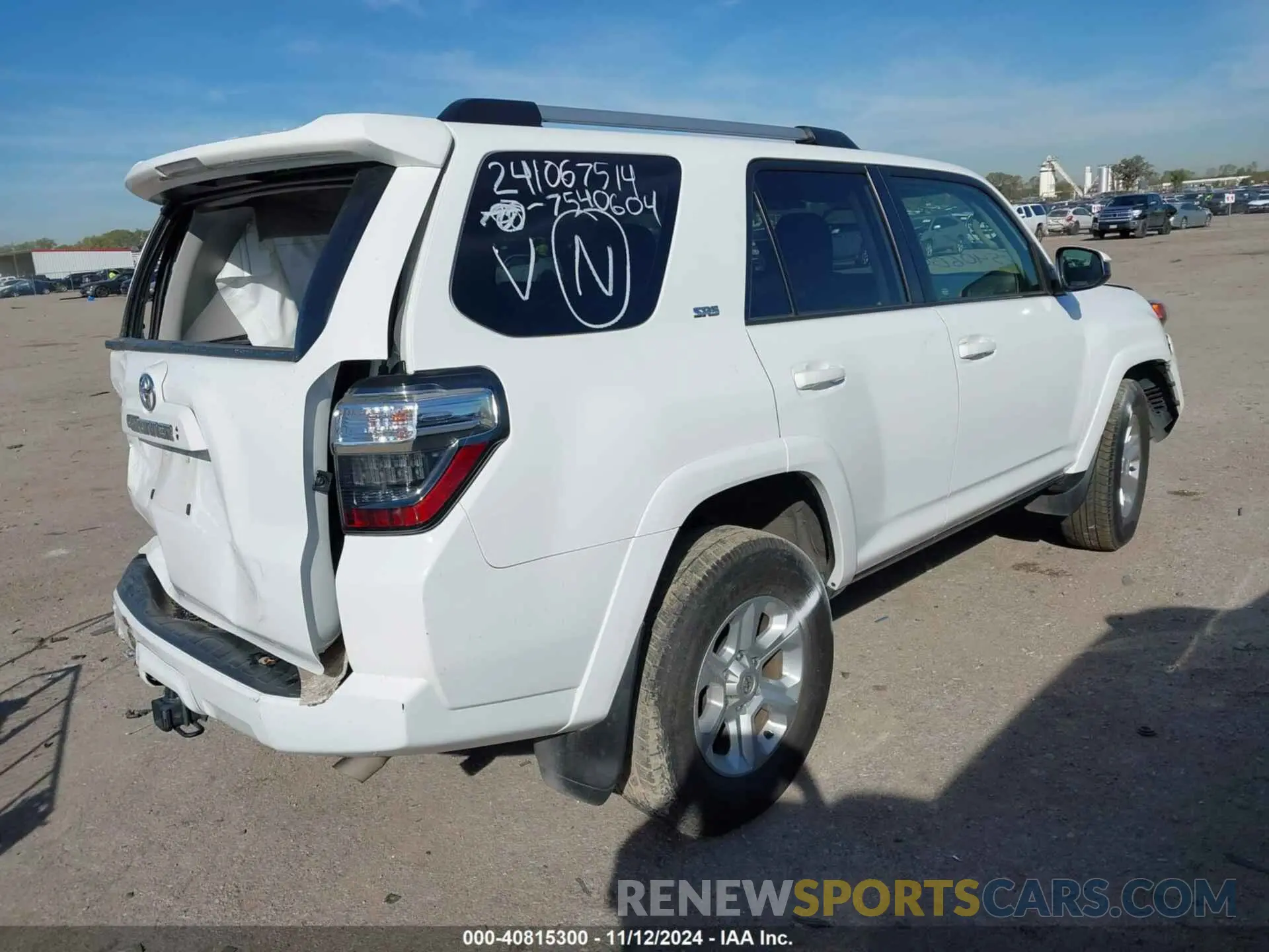 4 Photograph of a damaged car JTEEU5JR2N5252102 TOYOTA 4RUNNER 2022