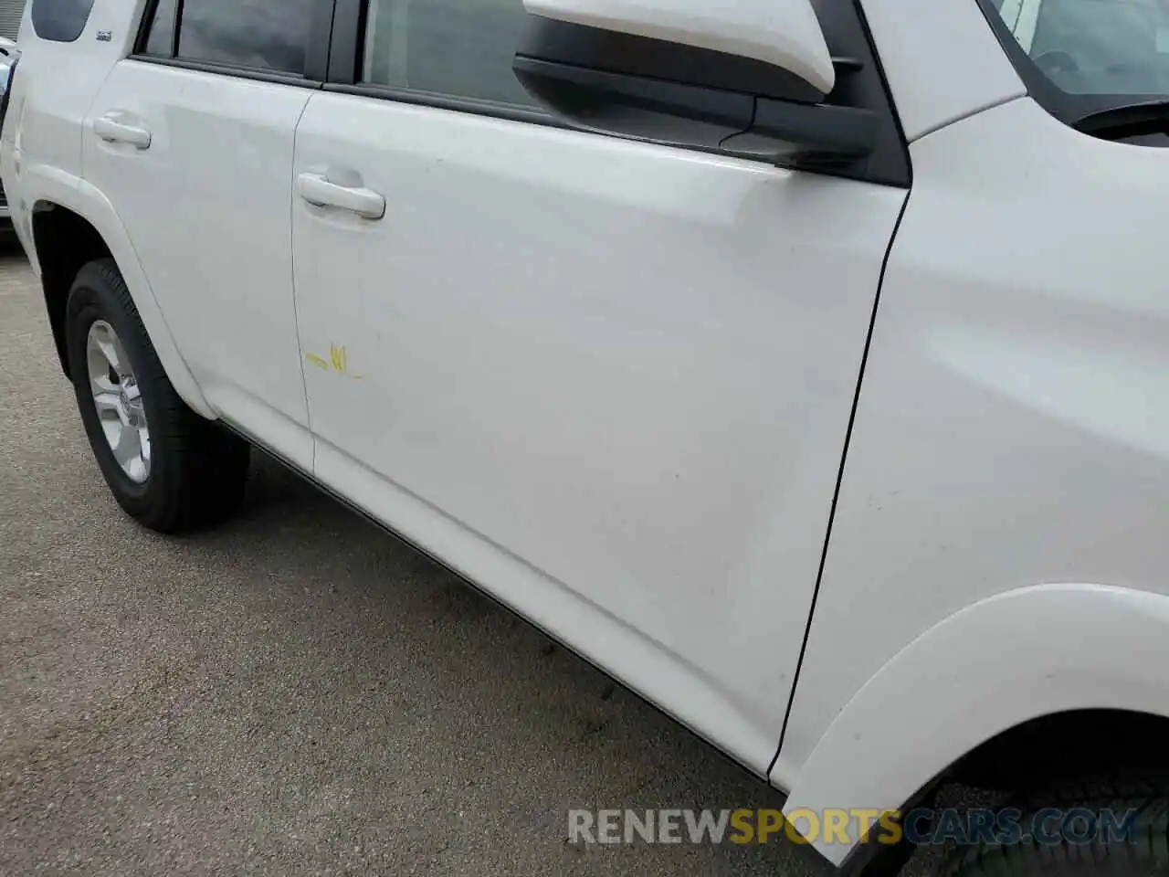 9 Photograph of a damaged car JTEEU5JR2N5259129 TOYOTA 4RUNNER 2022