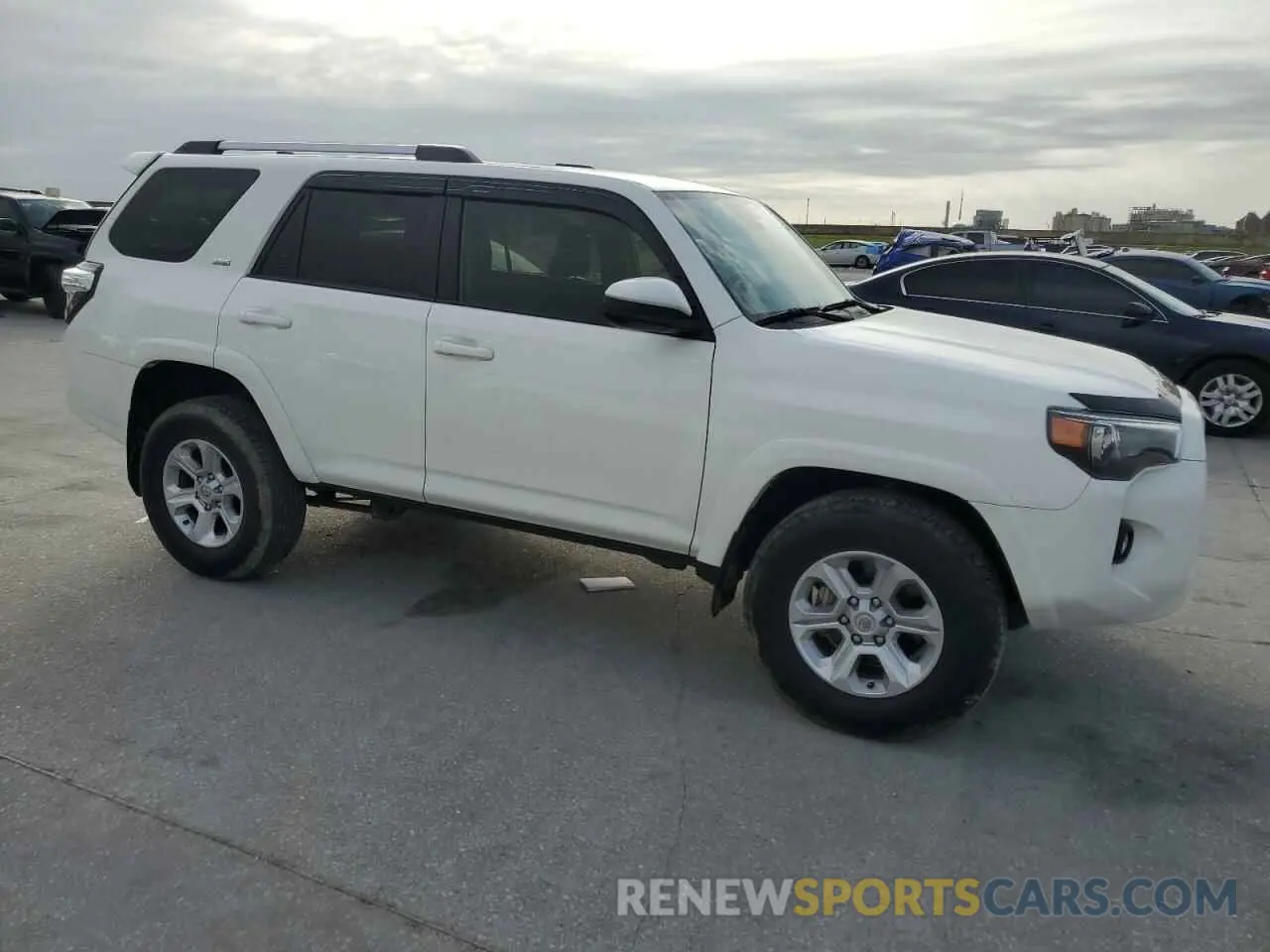 4 Photograph of a damaged car JTEEU5JR3N5259981 TOYOTA 4RUNNER 2022
