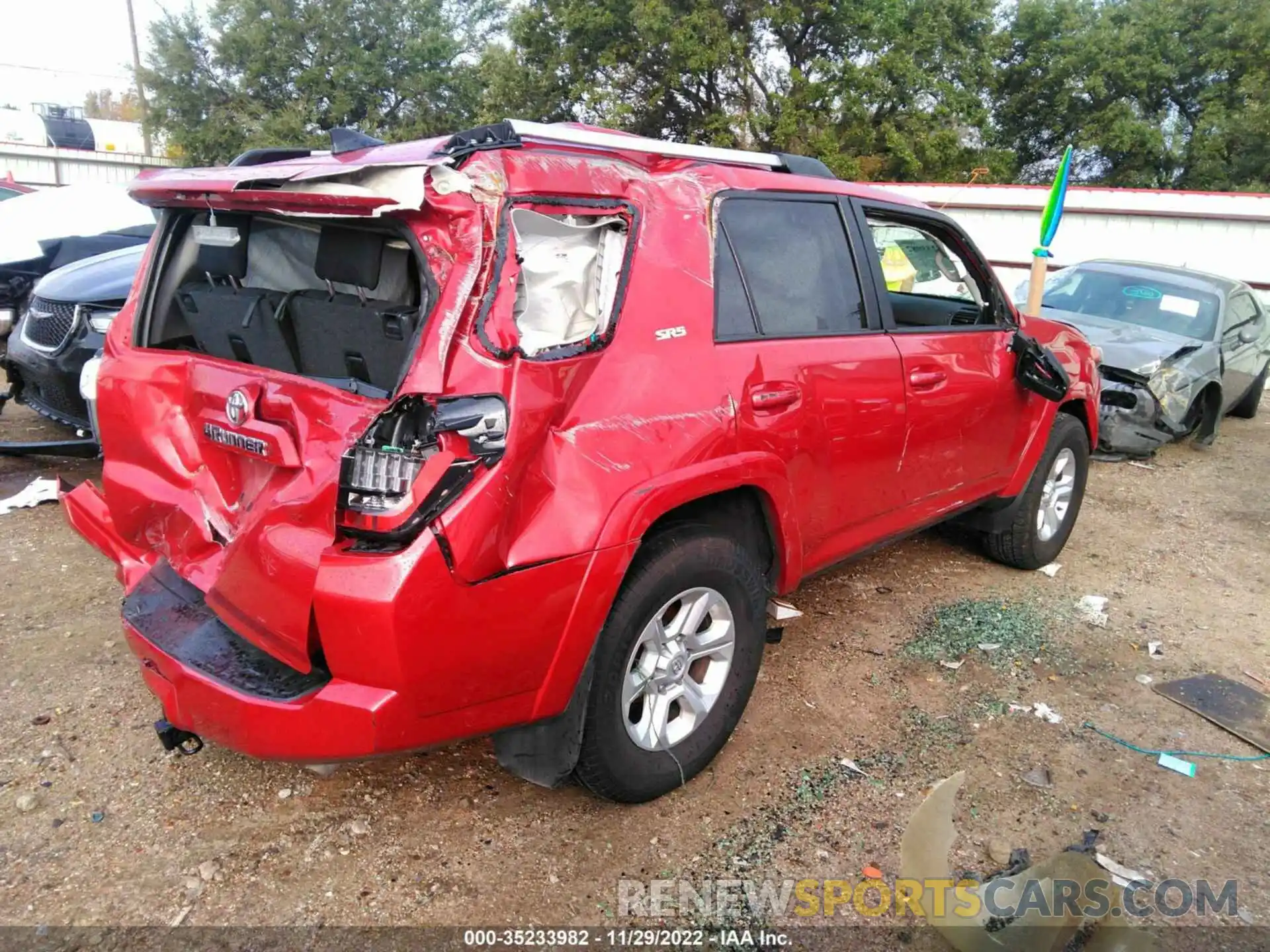 4 Photograph of a damaged car JTEEU5JR5N5252711 TOYOTA 4RUNNER 2022