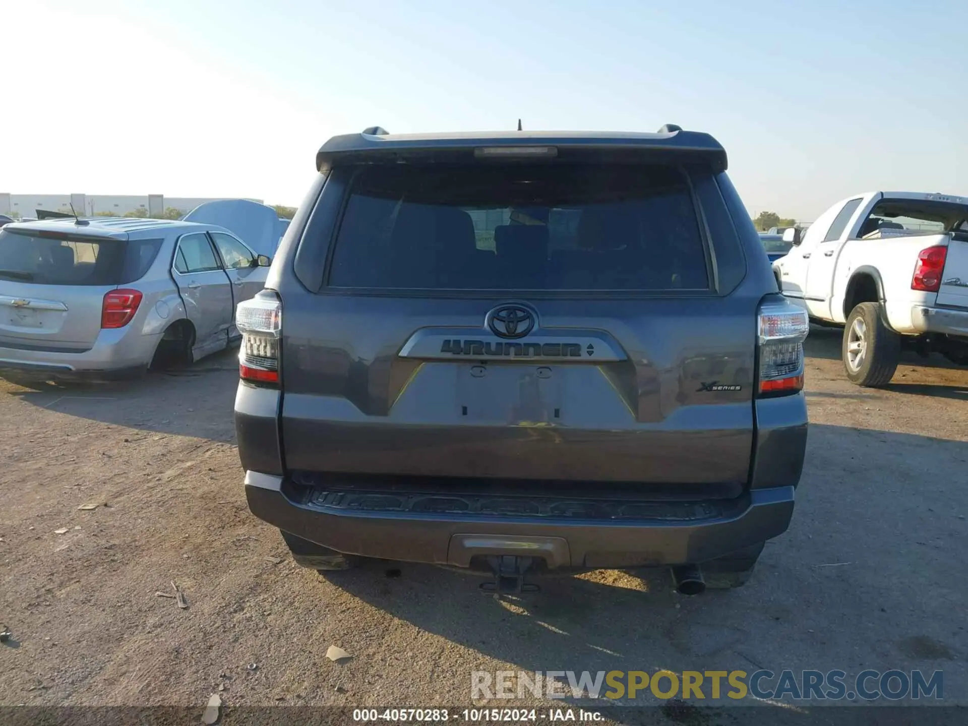 17 Photograph of a damaged car JTEEU5JR5N5253552 TOYOTA 4RUNNER 2022