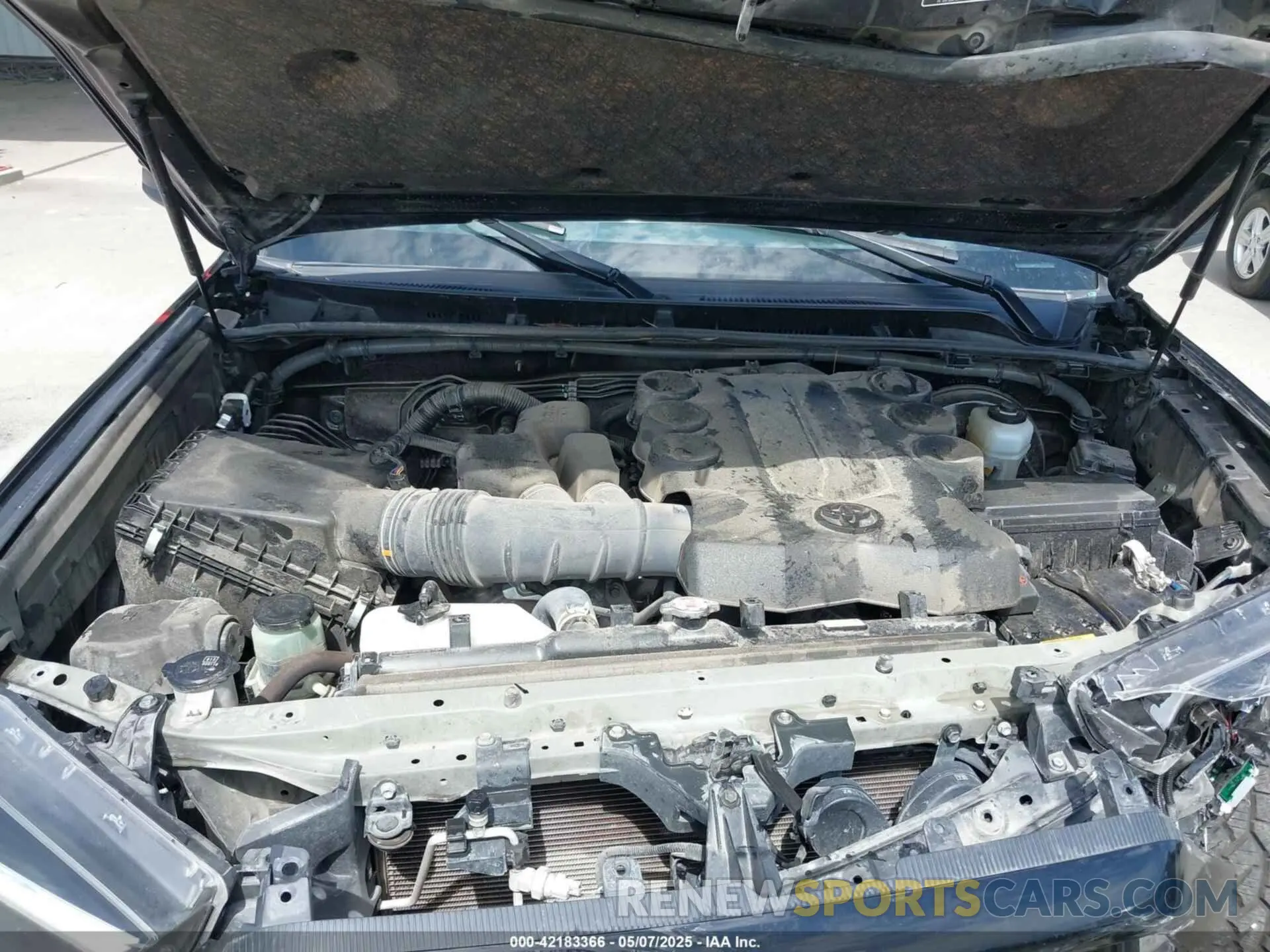 10 Photograph of a damaged car JTEEU5JR5N5260419 TOYOTA 4RUNNER 2022