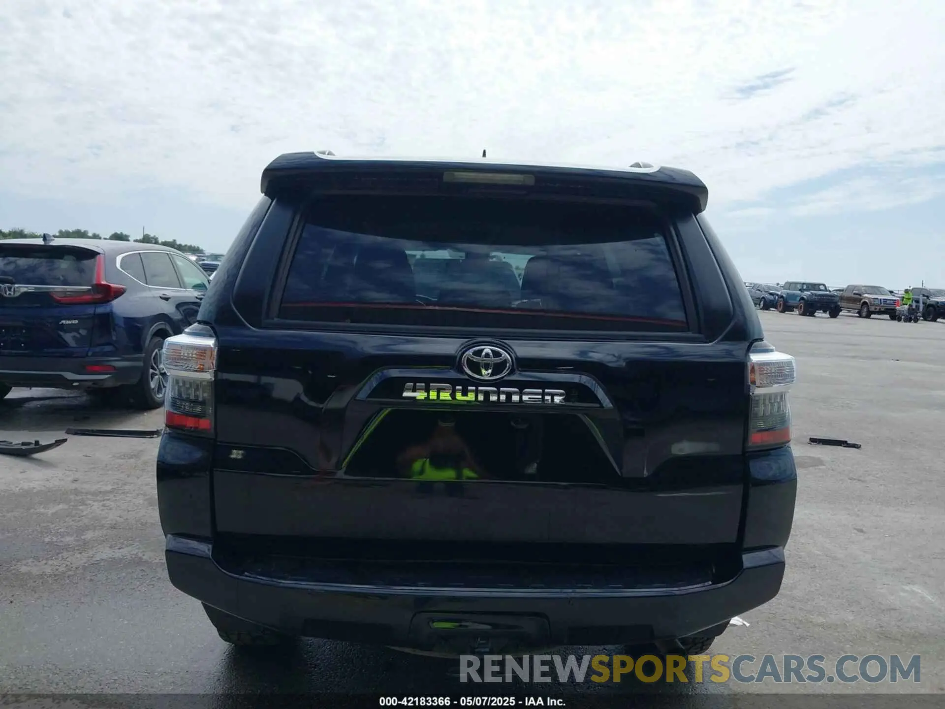17 Photograph of a damaged car JTEEU5JR5N5260419 TOYOTA 4RUNNER 2022