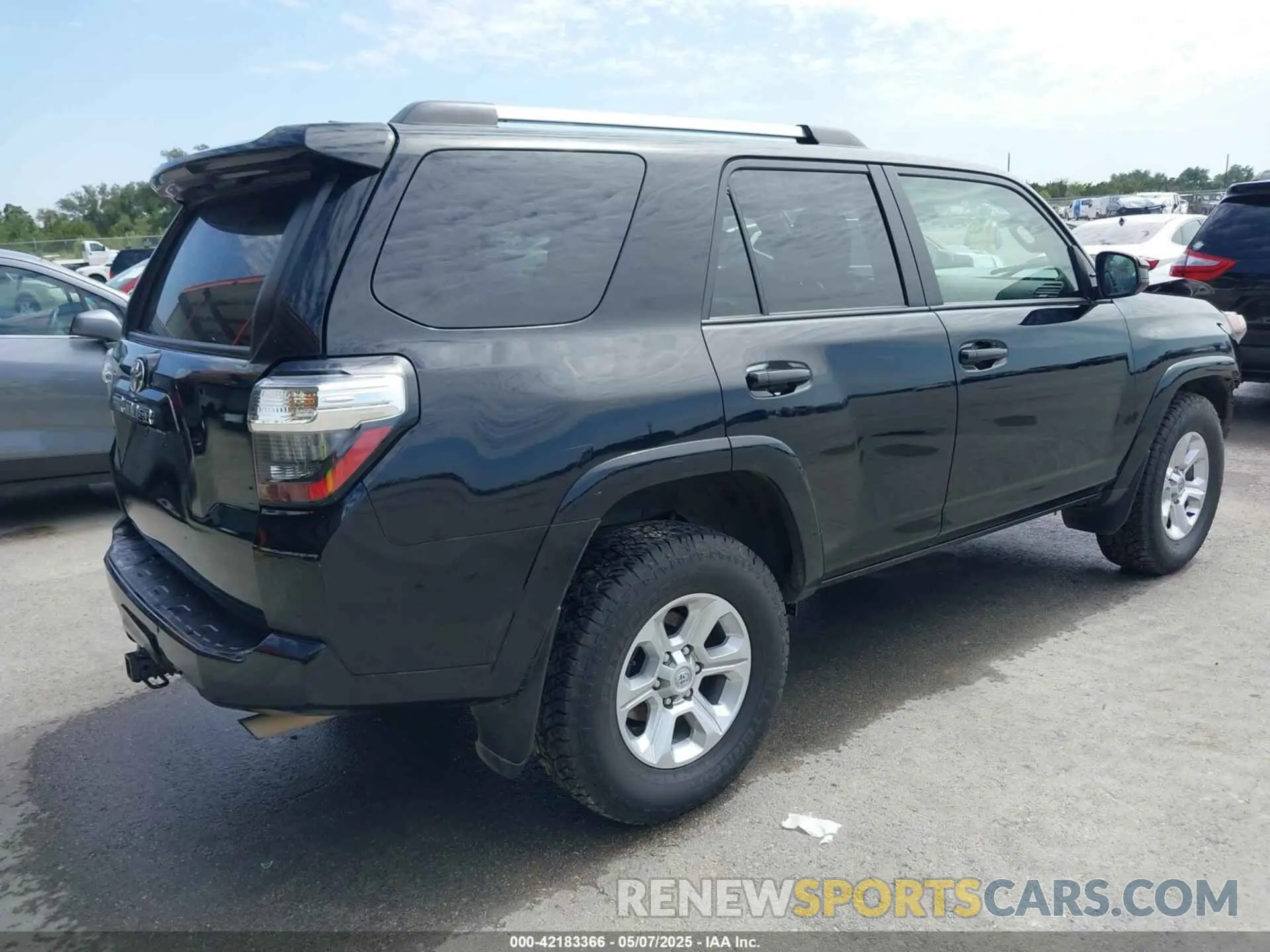 4 Photograph of a damaged car JTEEU5JR5N5260419 TOYOTA 4RUNNER 2022