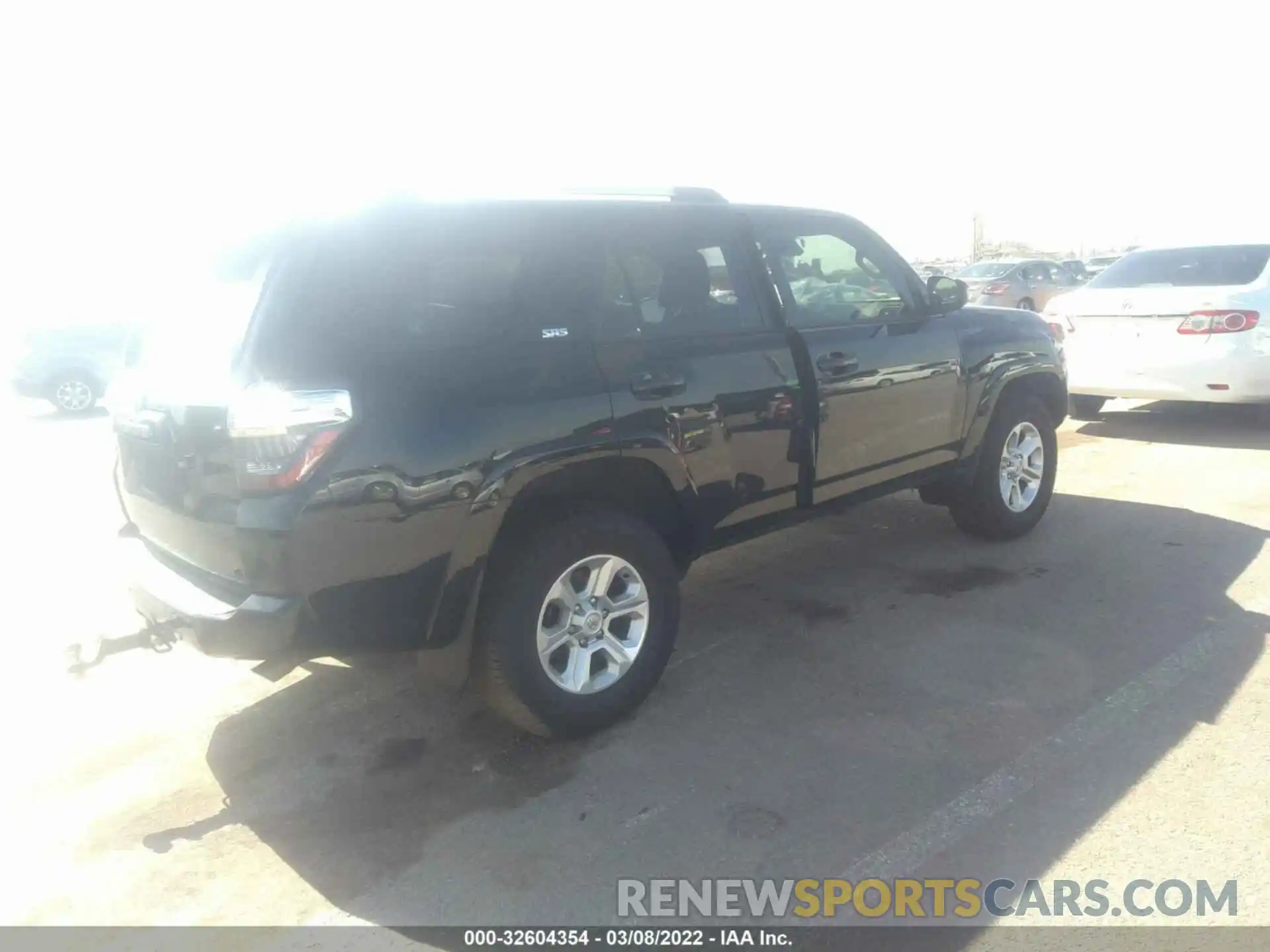 4 Photograph of a damaged car JTEEU5JR7N5255819 TOYOTA 4RUNNER 2022