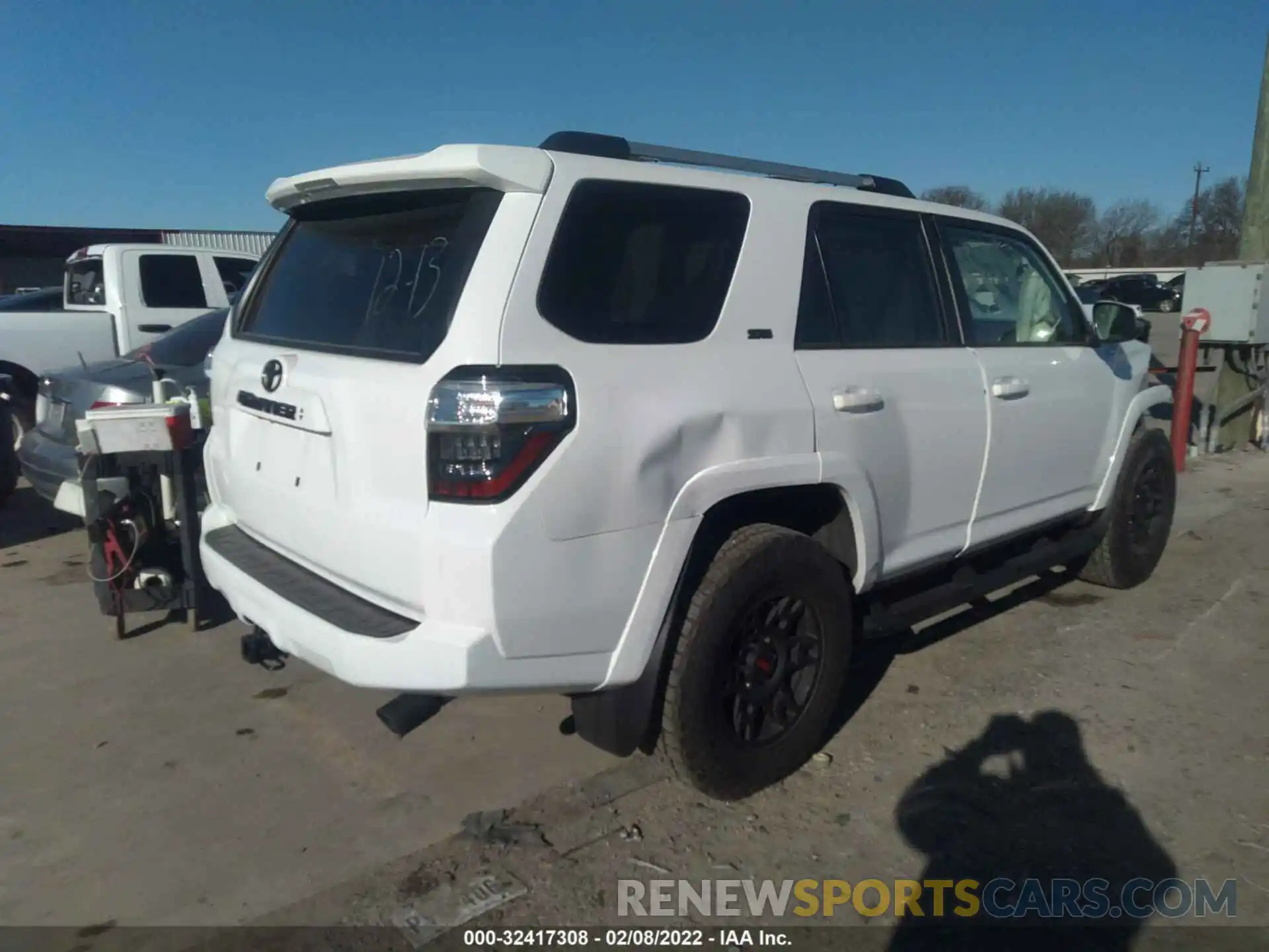 4 Photograph of a damaged car JTEFU5JR2N5251861 TOYOTA 4RUNNER 2022