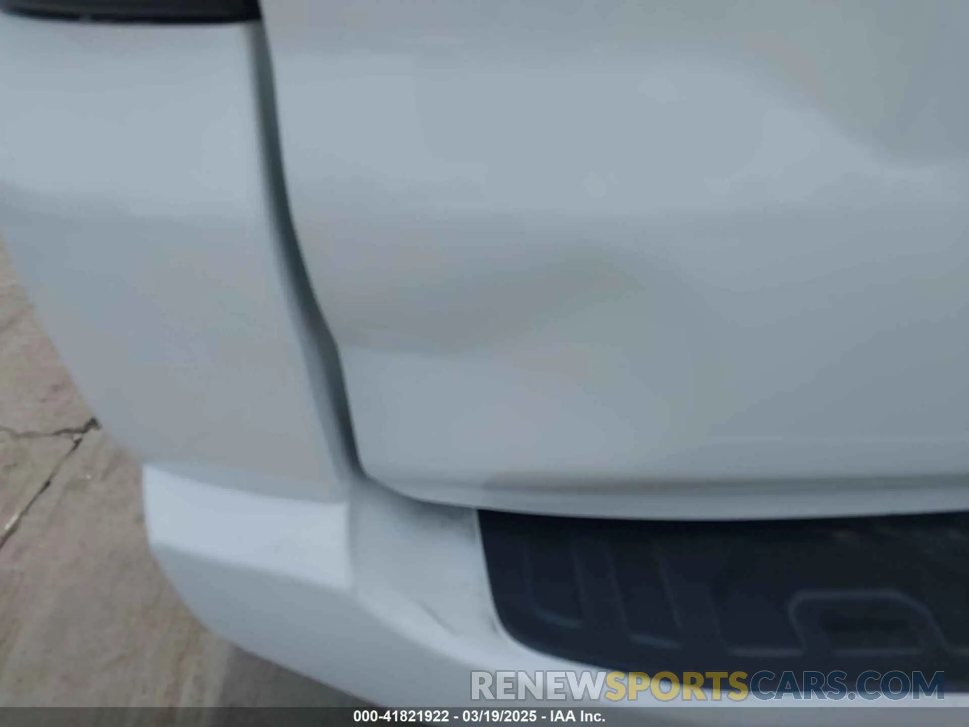 18 Photograph of a damaged car JTEFU5JR2N5263847 TOYOTA 4RUNNER 2022