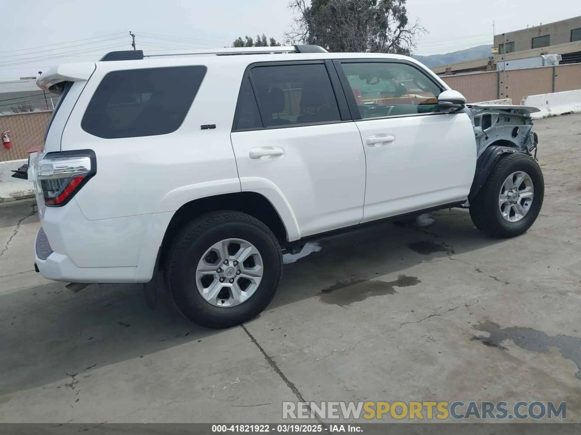 4 Photograph of a damaged car JTEFU5JR2N5263847 TOYOTA 4RUNNER 2022