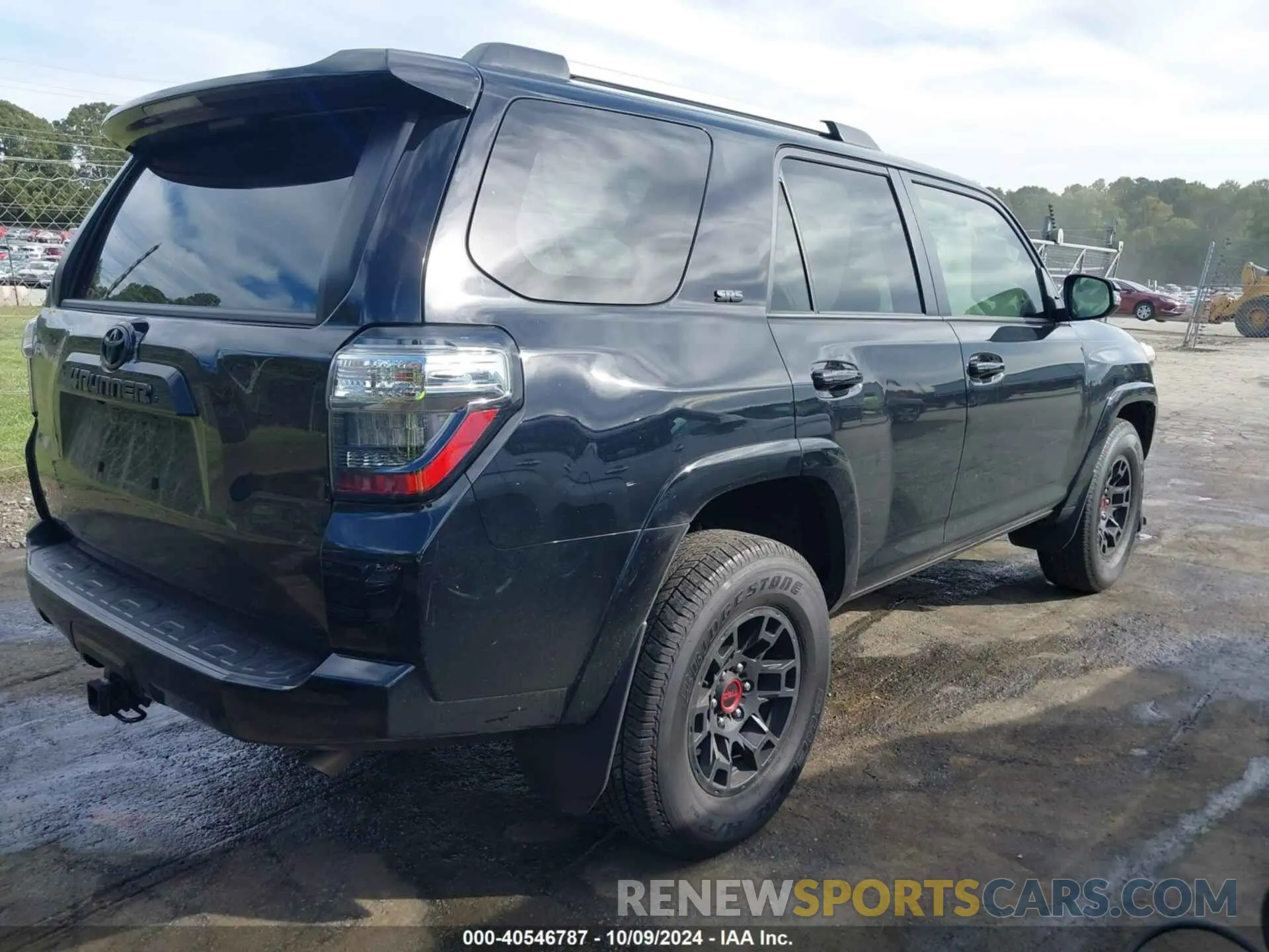 4 Photograph of a damaged car JTEFU5JR3N5268216 TOYOTA 4RUNNER 2022