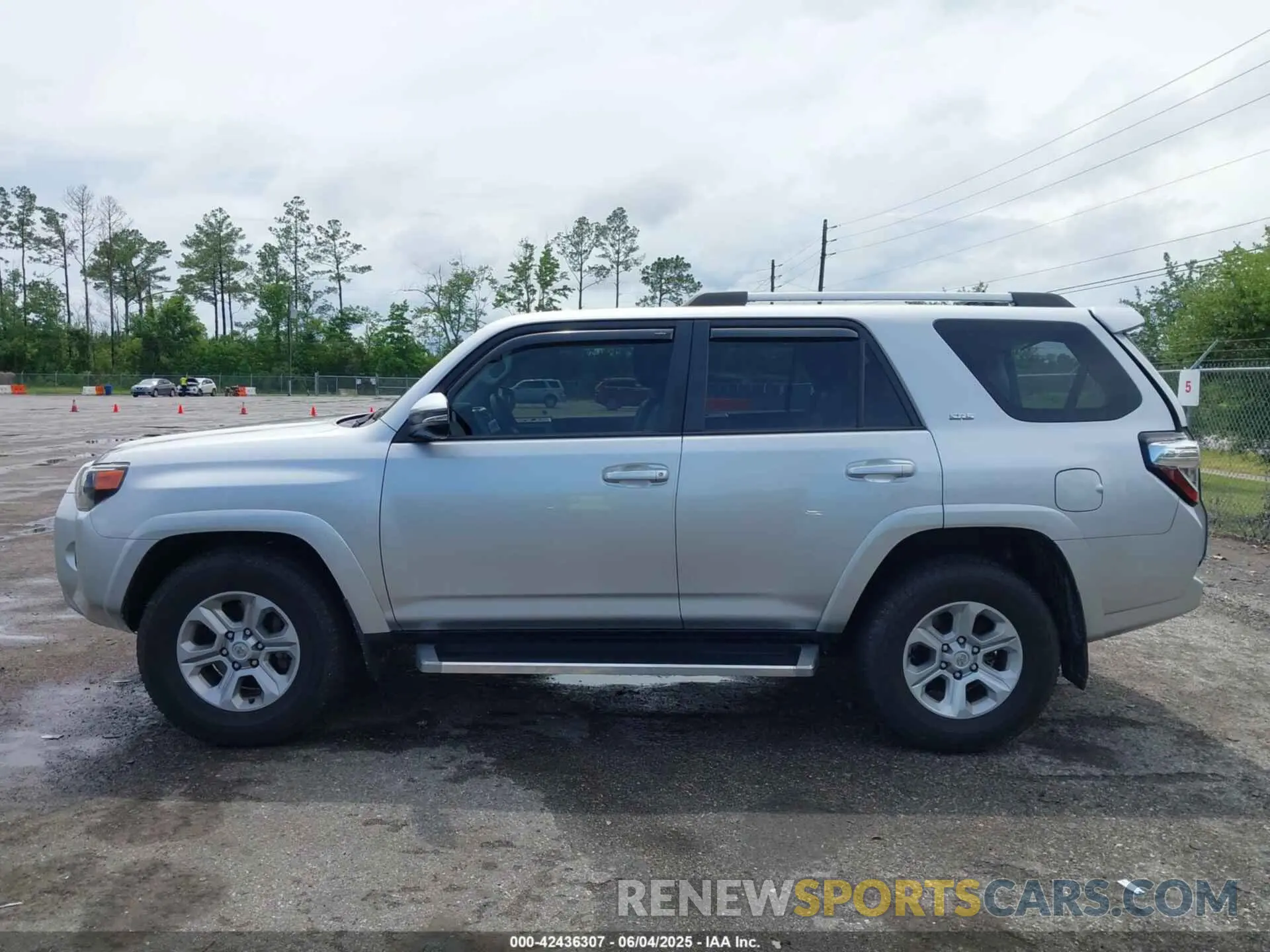 14 Photograph of a damaged car JTEFU5JR4N5273974 TOYOTA 4RUNNER 2022