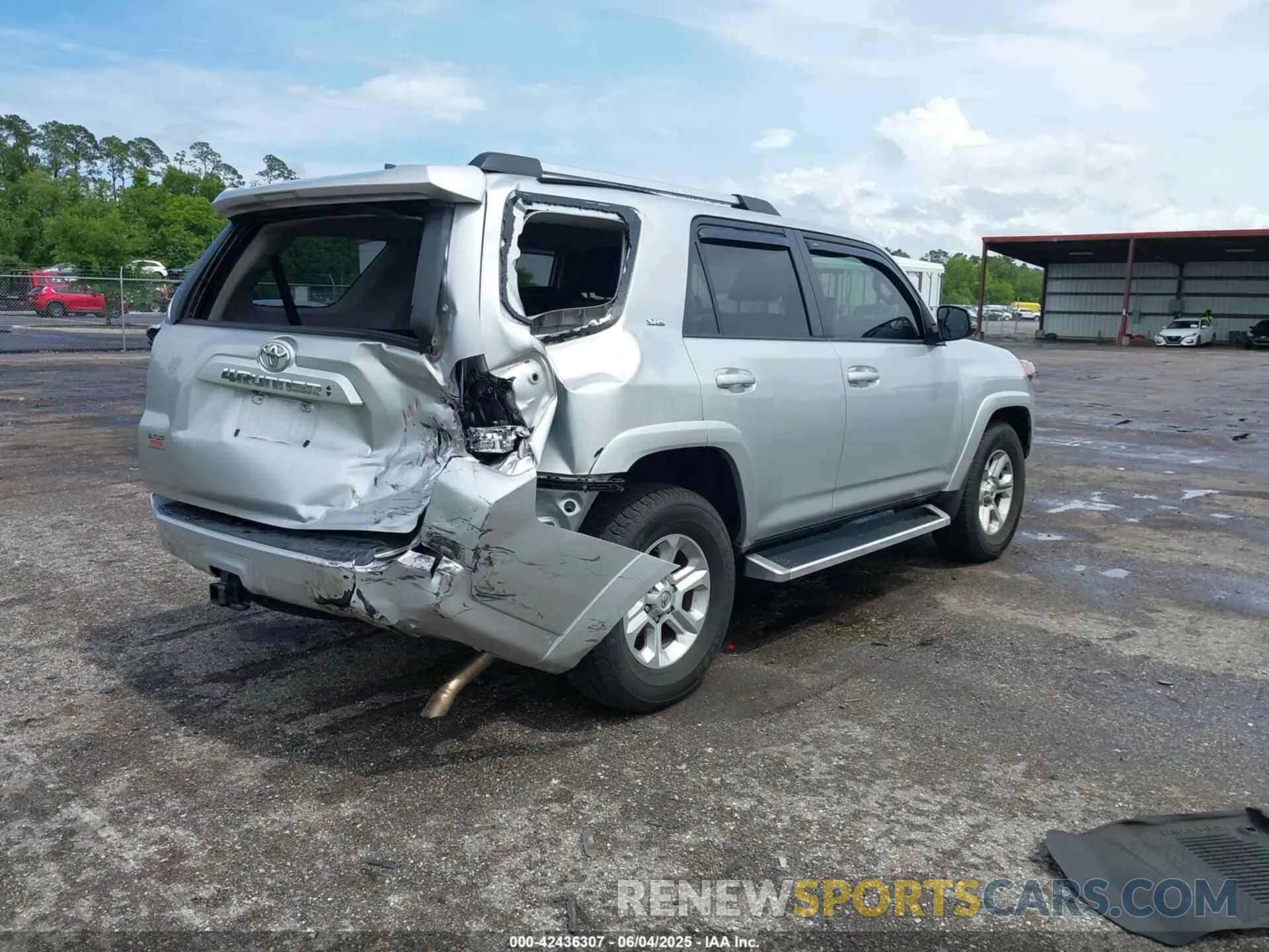 4 Photograph of a damaged car JTEFU5JR4N5273974 TOYOTA 4RUNNER 2022
