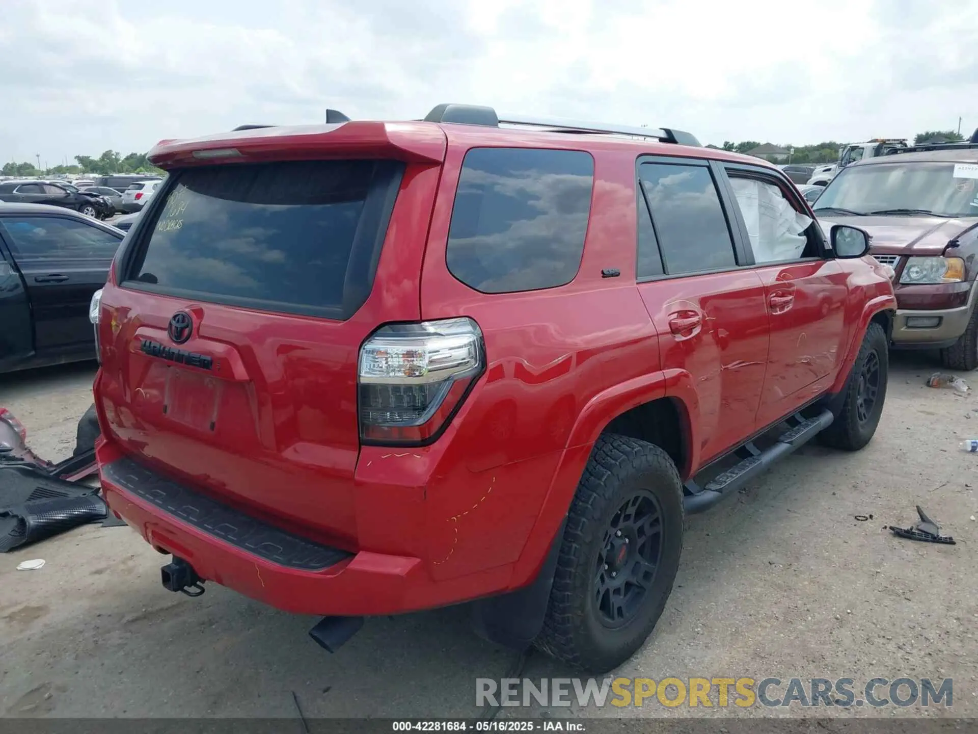 4 Photograph of a damaged car JTEFU5JR6N5256190 TOYOTA 4RUNNER 2022