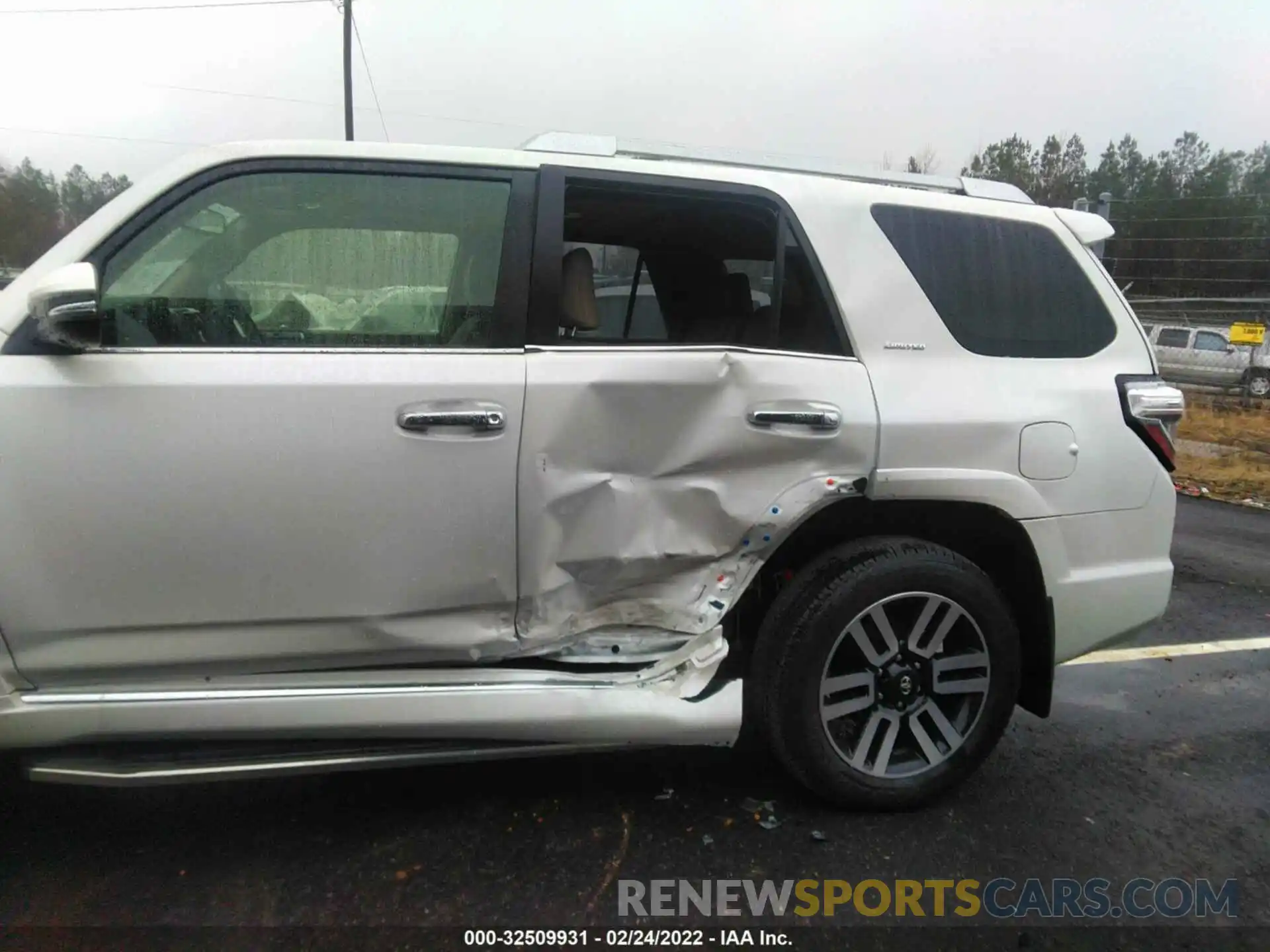 6 Photograph of a damaged car JTEKU5JR0N6014097 TOYOTA 4RUNNER 2022