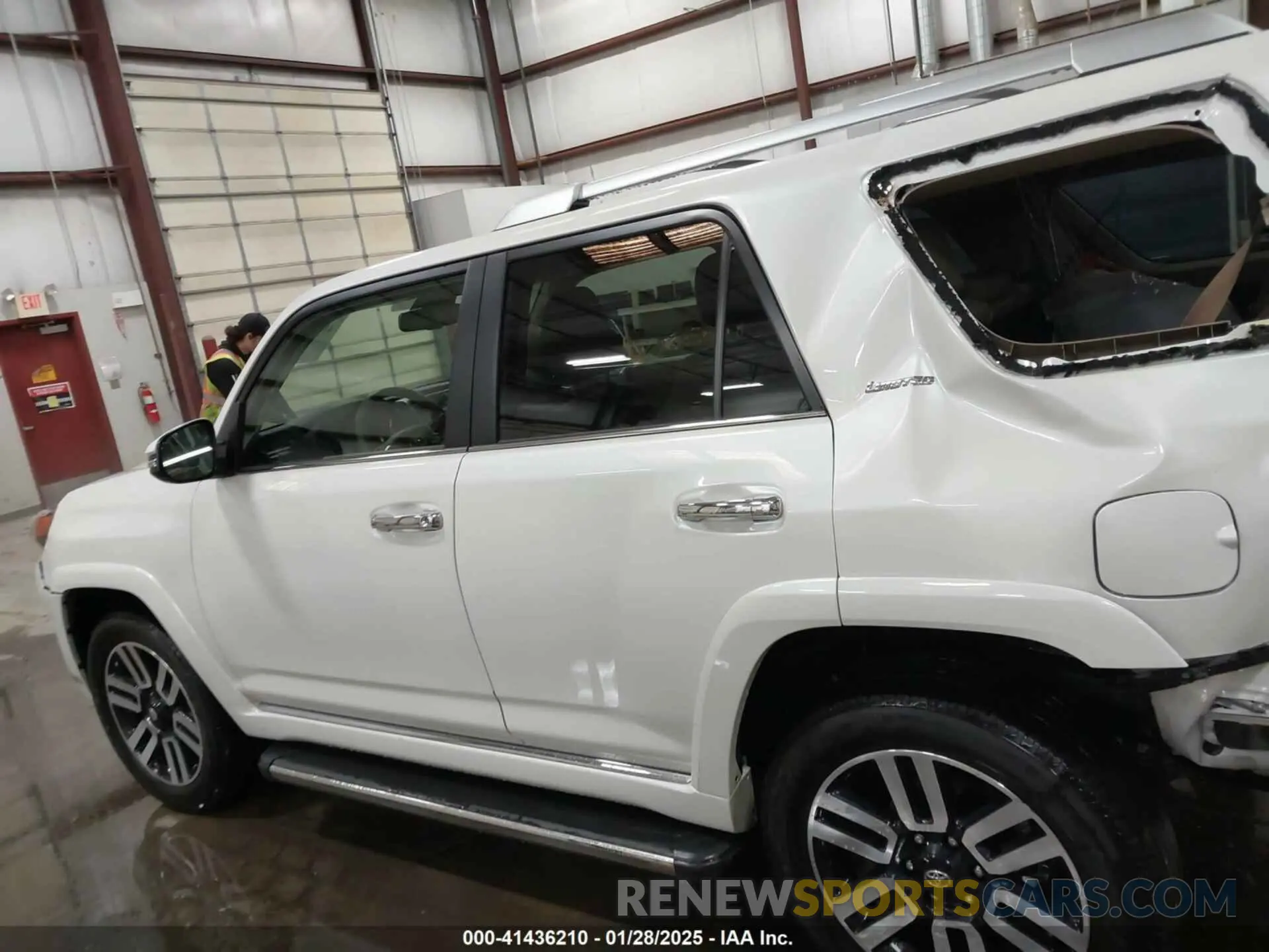 15 Photograph of a damaged car JTEKU5JR0N6020692 TOYOTA 4RUNNER 2022