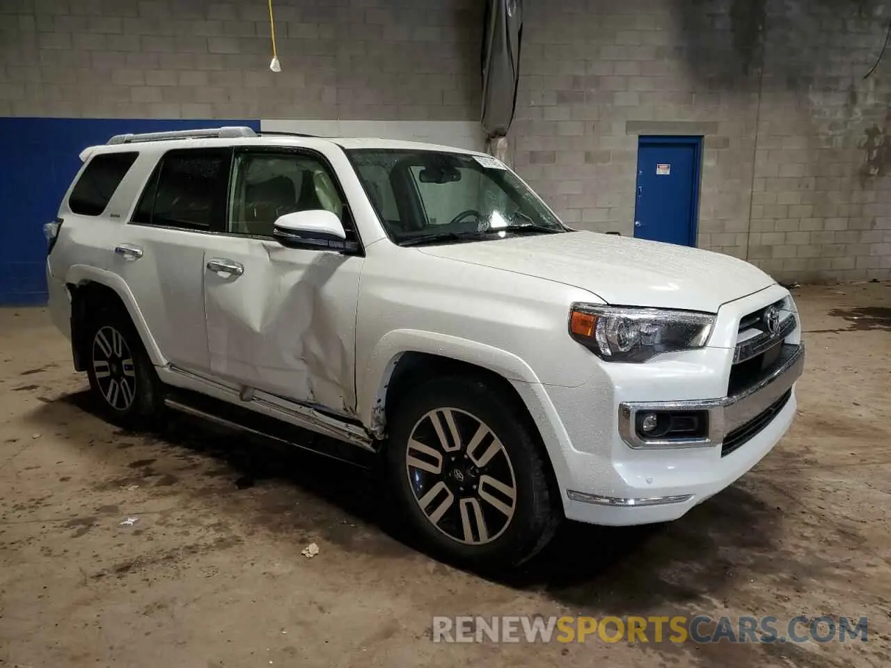 4 Photograph of a damaged car JTEKU5JR3N6042556 TOYOTA 4RUNNER 2022