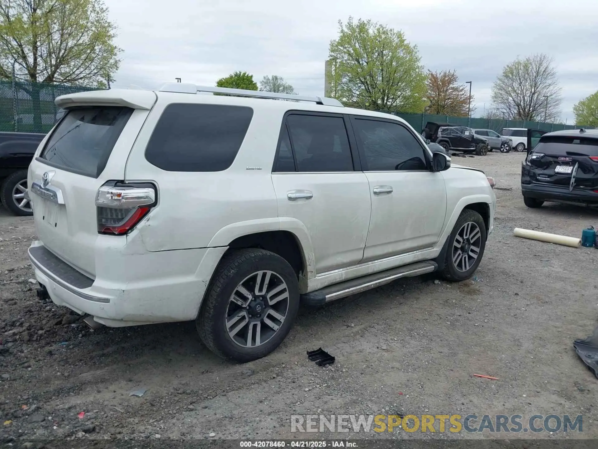 4 Photograph of a damaged car JTEKU5JR4N6002616 TOYOTA 4RUNNER 2022