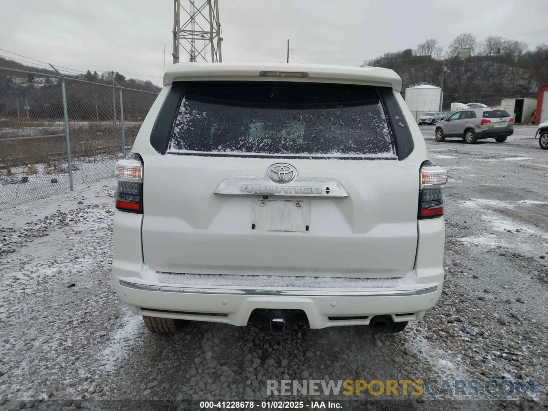 17 Photograph of a damaged car JTEKU5JR7N5997298 TOYOTA 4RUNNER 2022