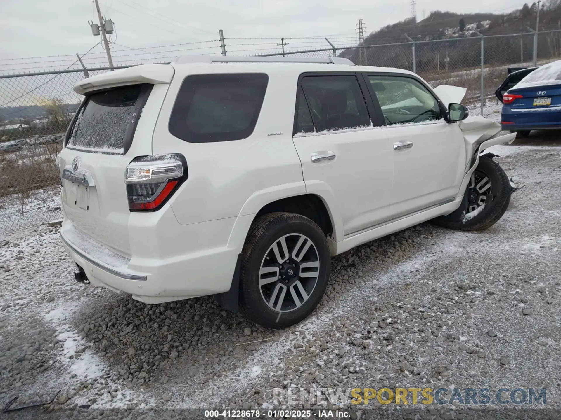 4 Photograph of a damaged car JTEKU5JR7N5997298 TOYOTA 4RUNNER 2022